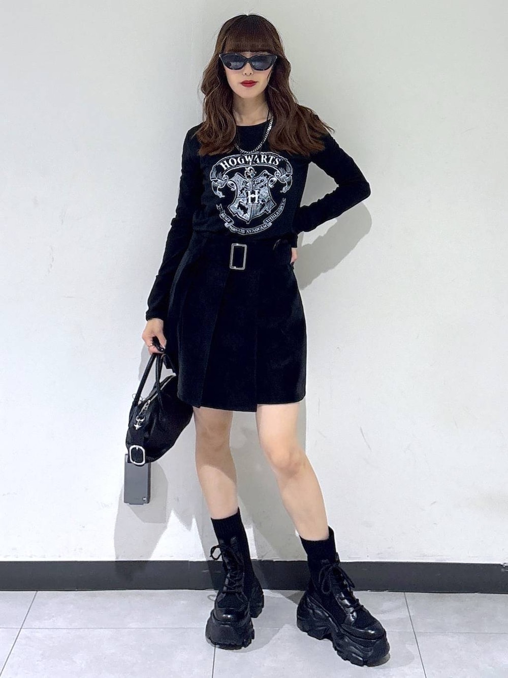 ブラック系のその他パンツ、ブラック系のショルダーバッグ、ブラック系のTシャツ/カットソーを着用したレディースの秋コーディネートの5枚目の写真