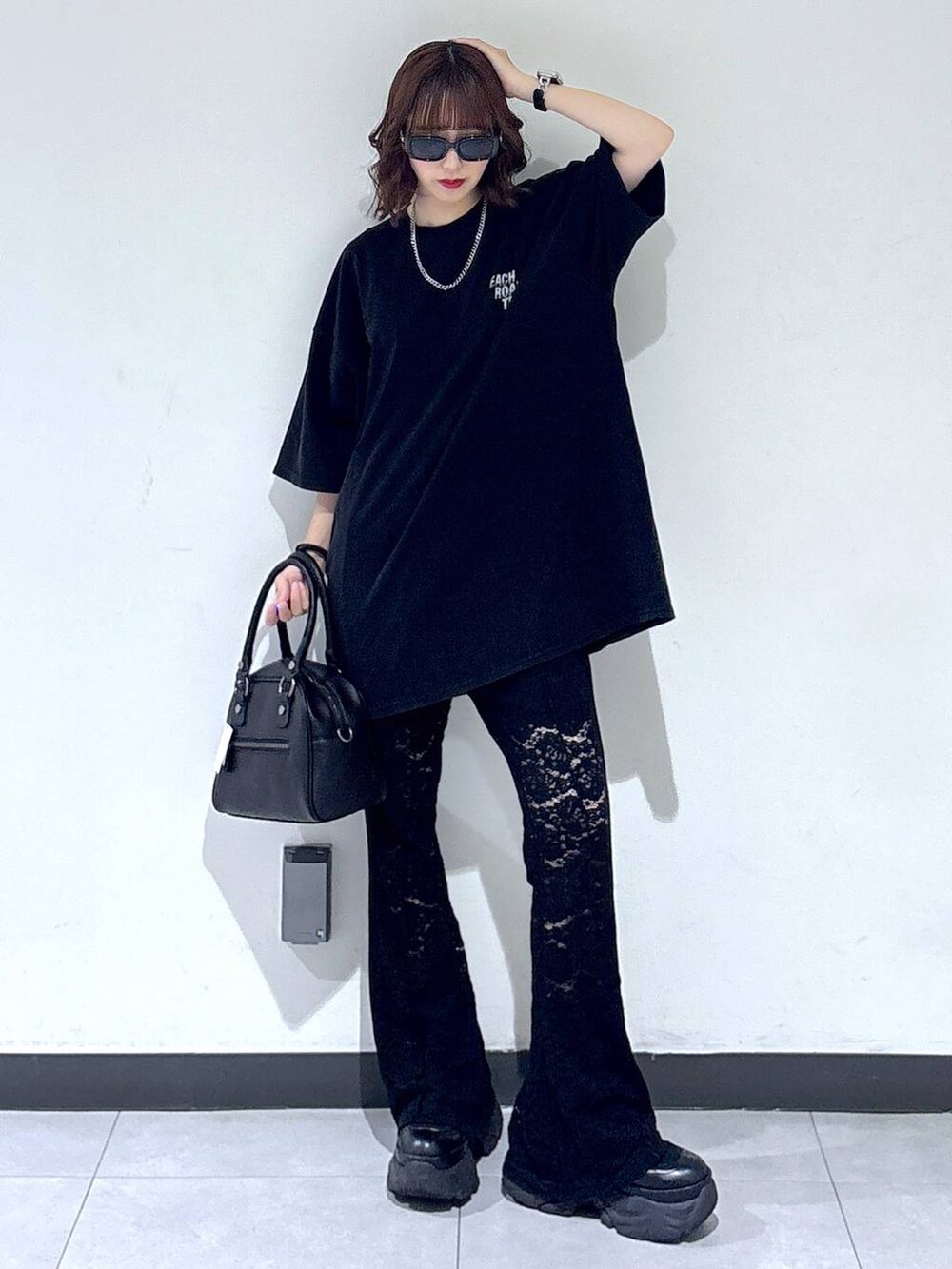 ブラック系のブーツ、ブラック系のその他パンツ、ブラック系のショルダーバッグを着用したレディースの夏コーディネートの4枚目の写真