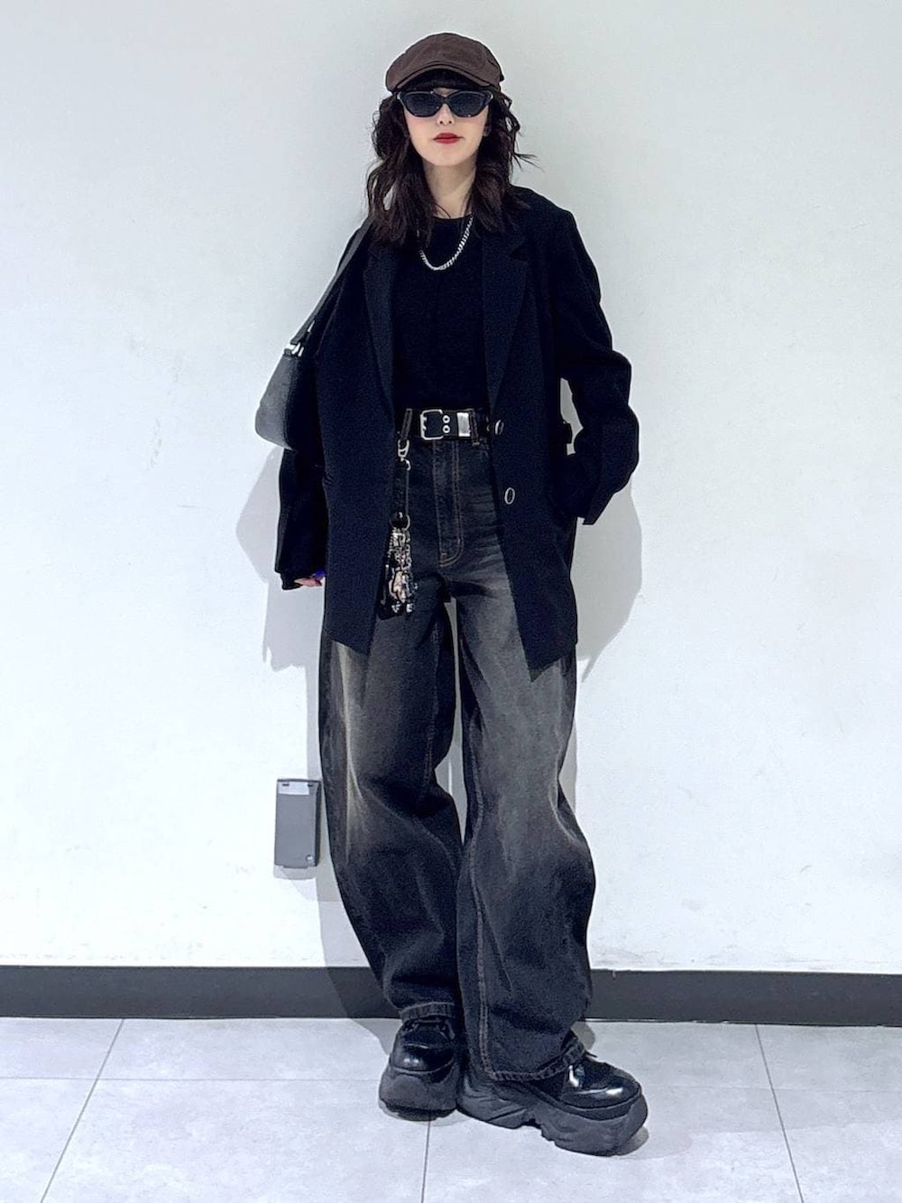 ブラック系のブーツ、ブラック系のTシャツ/カットソー、ブラック系のデニムパンツを着用したレディースの冬コーディネートの5枚目の写真