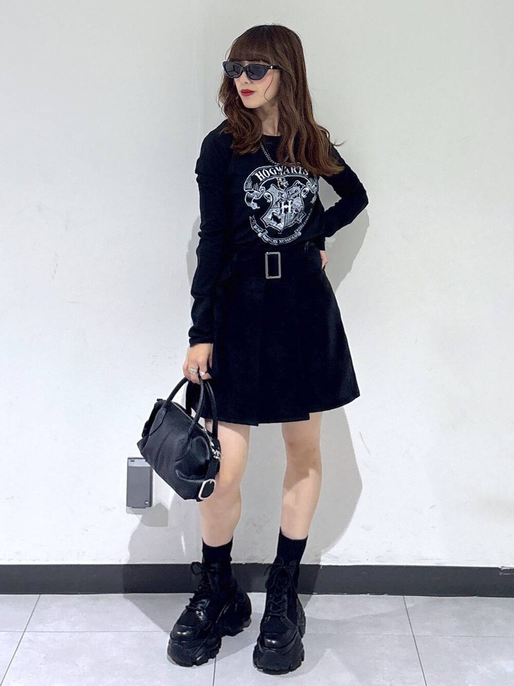 ブラック系のその他パンツ、ブラック系のショルダーバッグ、ブラック系のTシャツ/カットソーを着用したレディースの秋コーディネートの6枚目の写真
