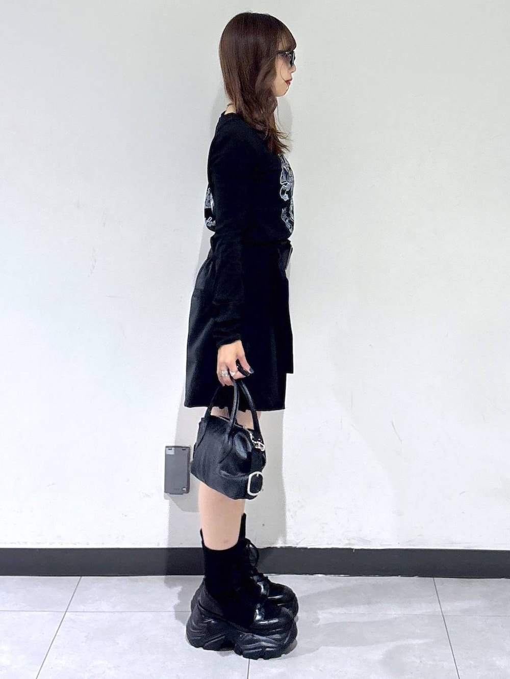 ブラック系のその他パンツ、ブラック系のショルダーバッグ、ブラック系のTシャツ/カットソーを着用したレディースの秋コーディネートの4枚目の写真