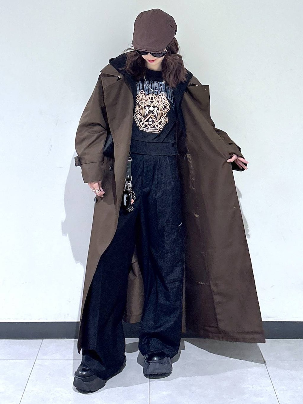 ブラック系のブーツ、ブラウン系のトレンチコート、グレー系のスウェットを着用したレディースの春コーディネートの2枚目の写真