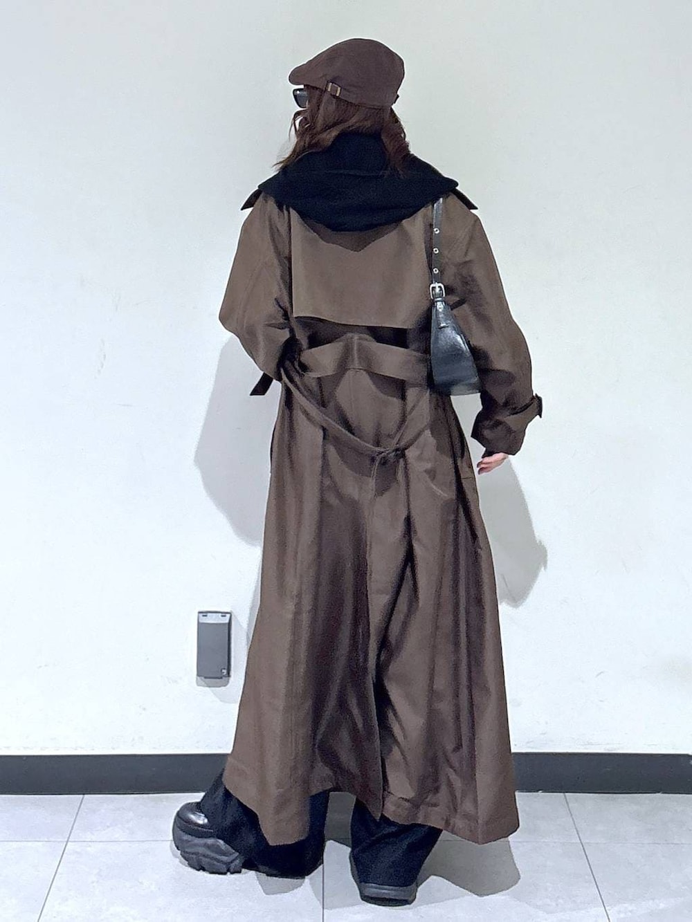 ブラック系のブーツ、ブラウン系のトレンチコート、グレー系のスウェットを着用したレディースの春コーディネートの6枚目の写真