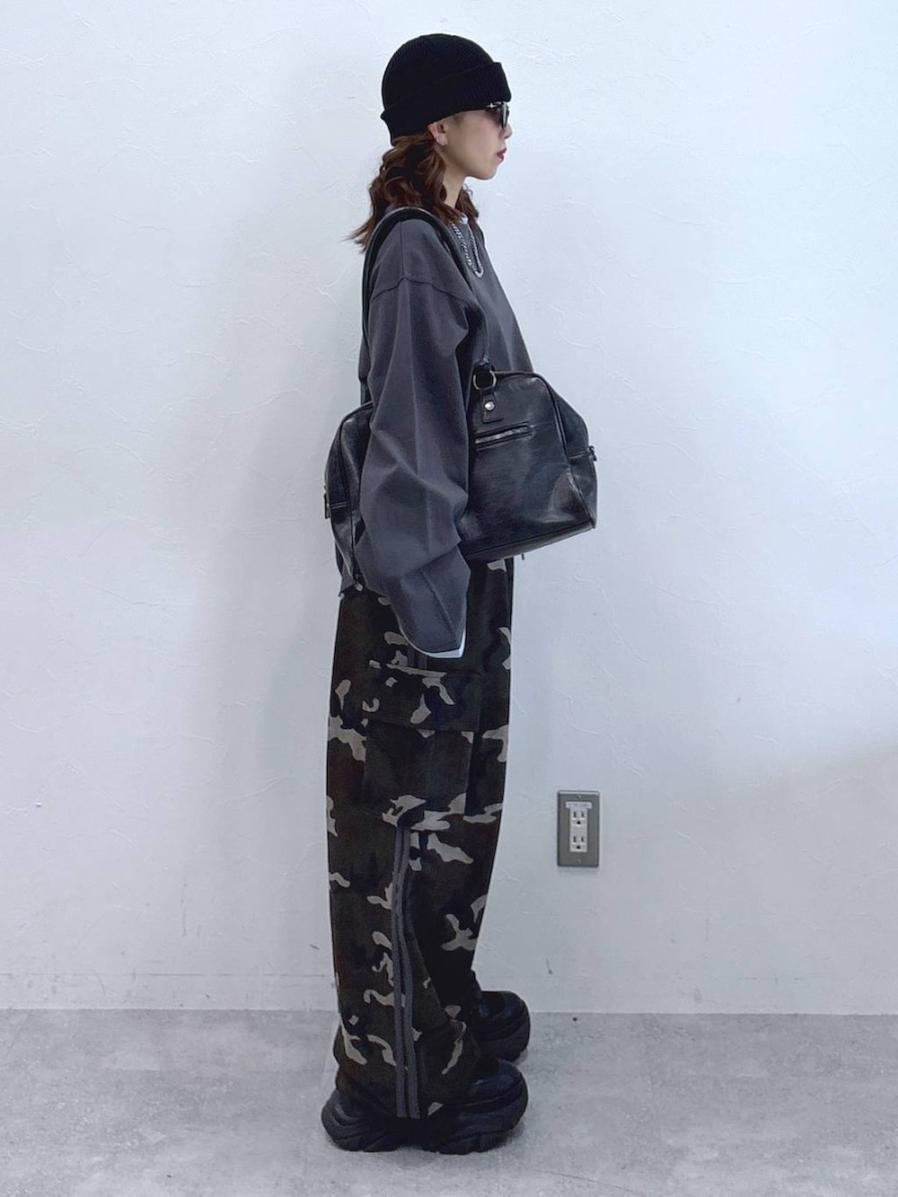 ブラック系のブーツ、ブラック系のボストンバッグ、グレー系のTシャツ/カットソーを着用したレディースの冬コーディネートの4枚目の写真