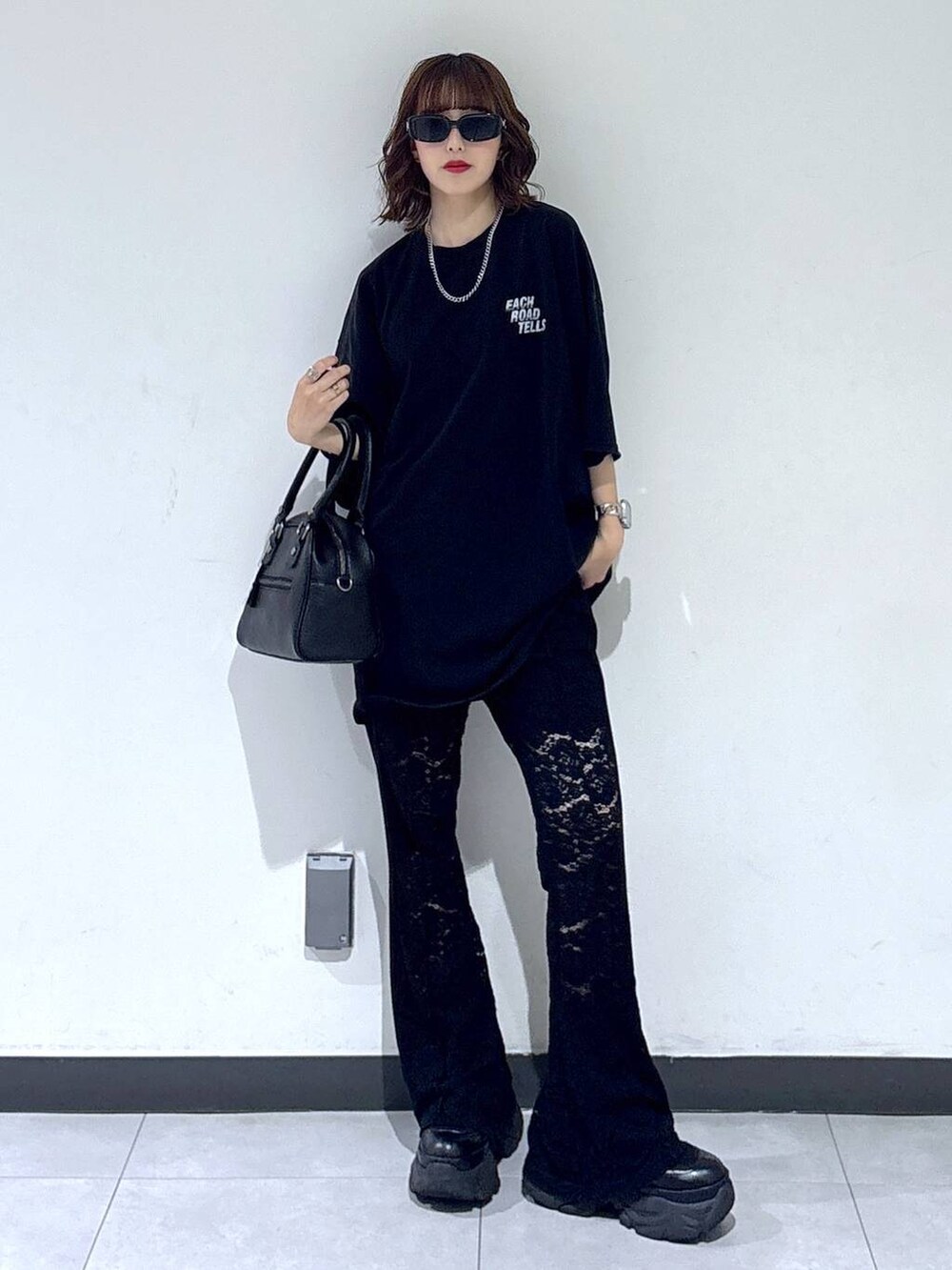 ブラック系のブーツ、ブラック系のその他パンツ、ブラック系のショルダーバッグを着用したレディースの夏コーディネートの5枚目の写真