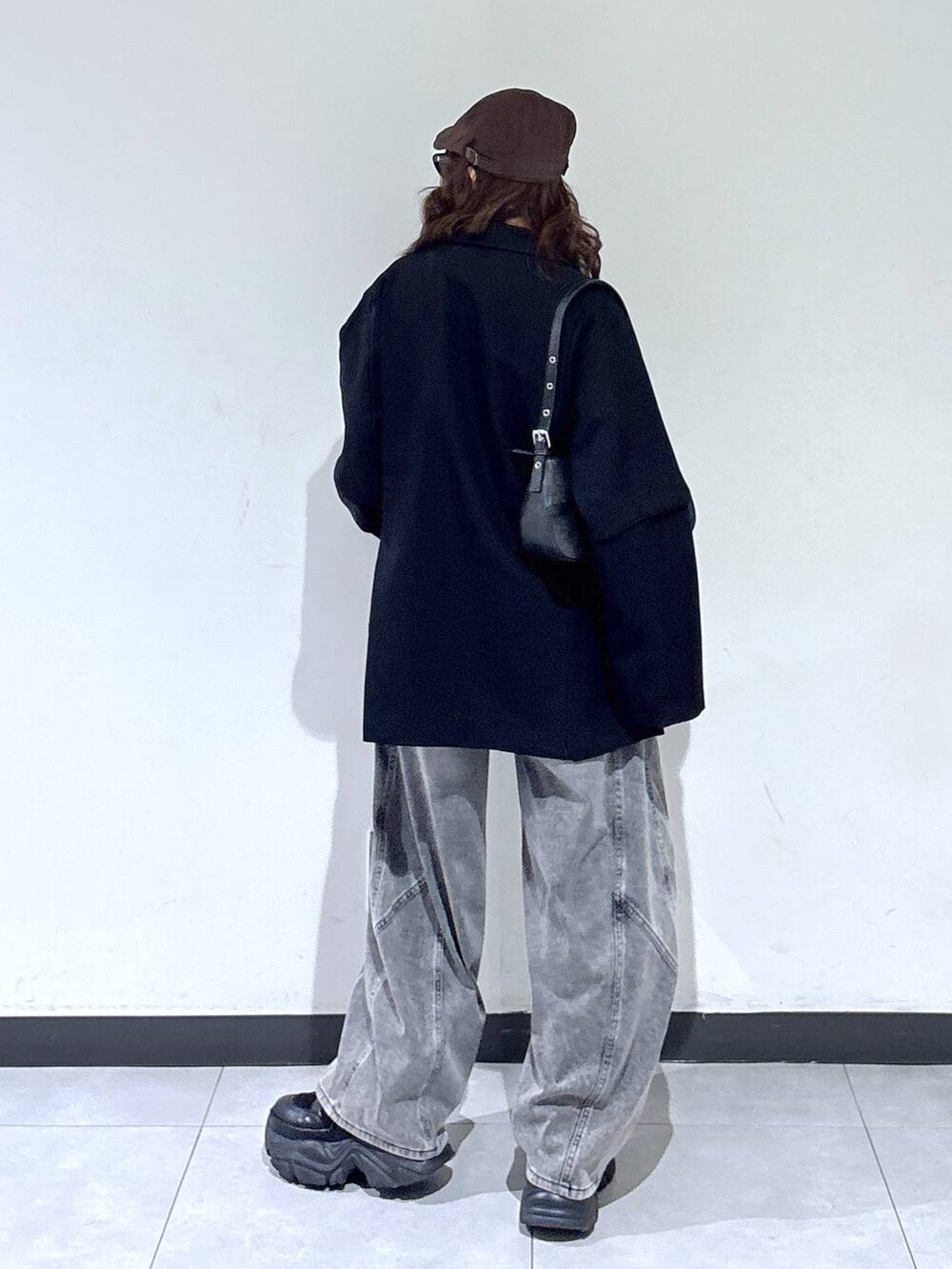 ブラック系のブーツ、ブラック系のハンドバッグ、グレー系のスウェットを着用したレディースの春コーディネートの5枚目の写真