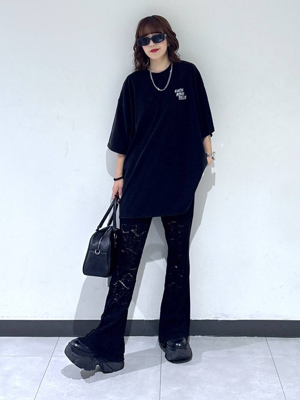 ブラック系のブーツ、ブラック系のその他パンツ、ブラック系のショルダーバッグを着用したレディースの夏コーディネートの2枚目の写真