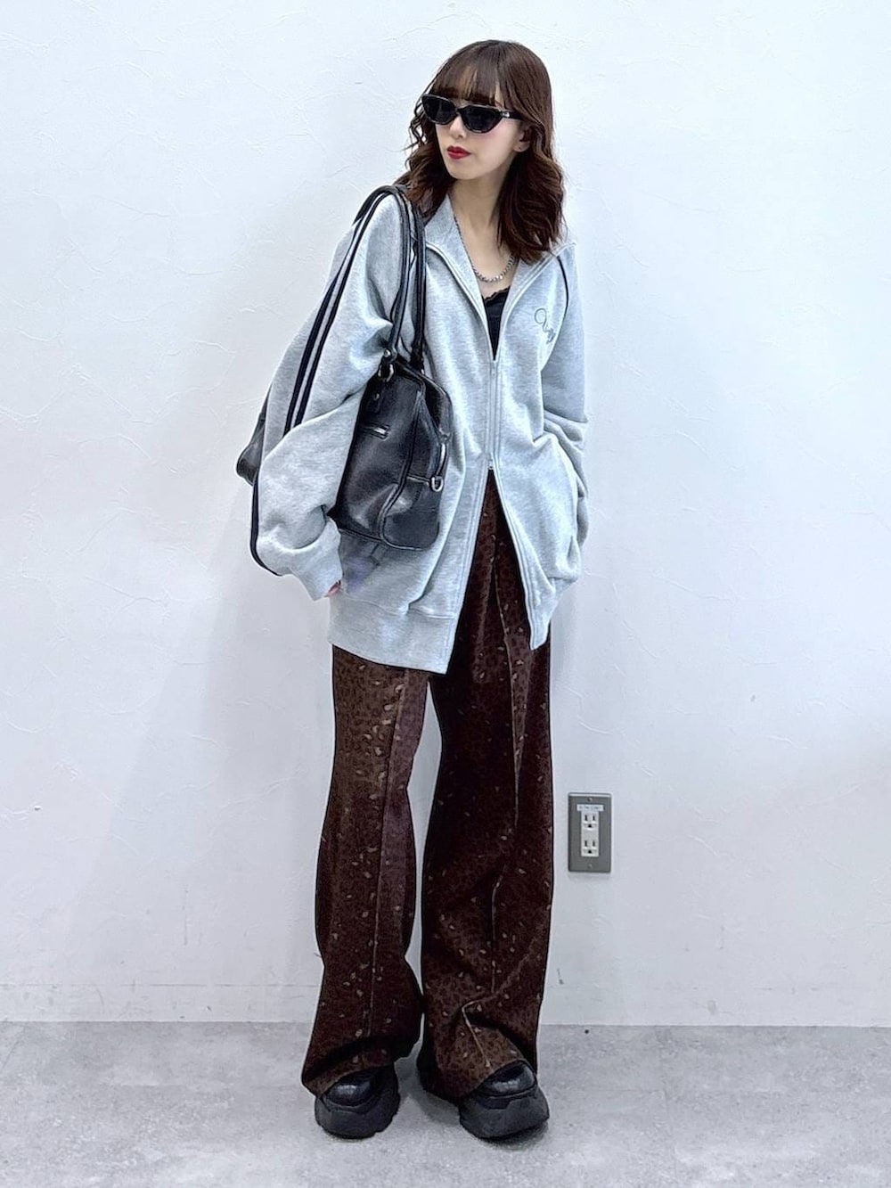 ブラック系のブーツ、ブラック系のボストンバッグ、その他のその他パンツを着用したレディースの冬コーディネートの2枚目の写真