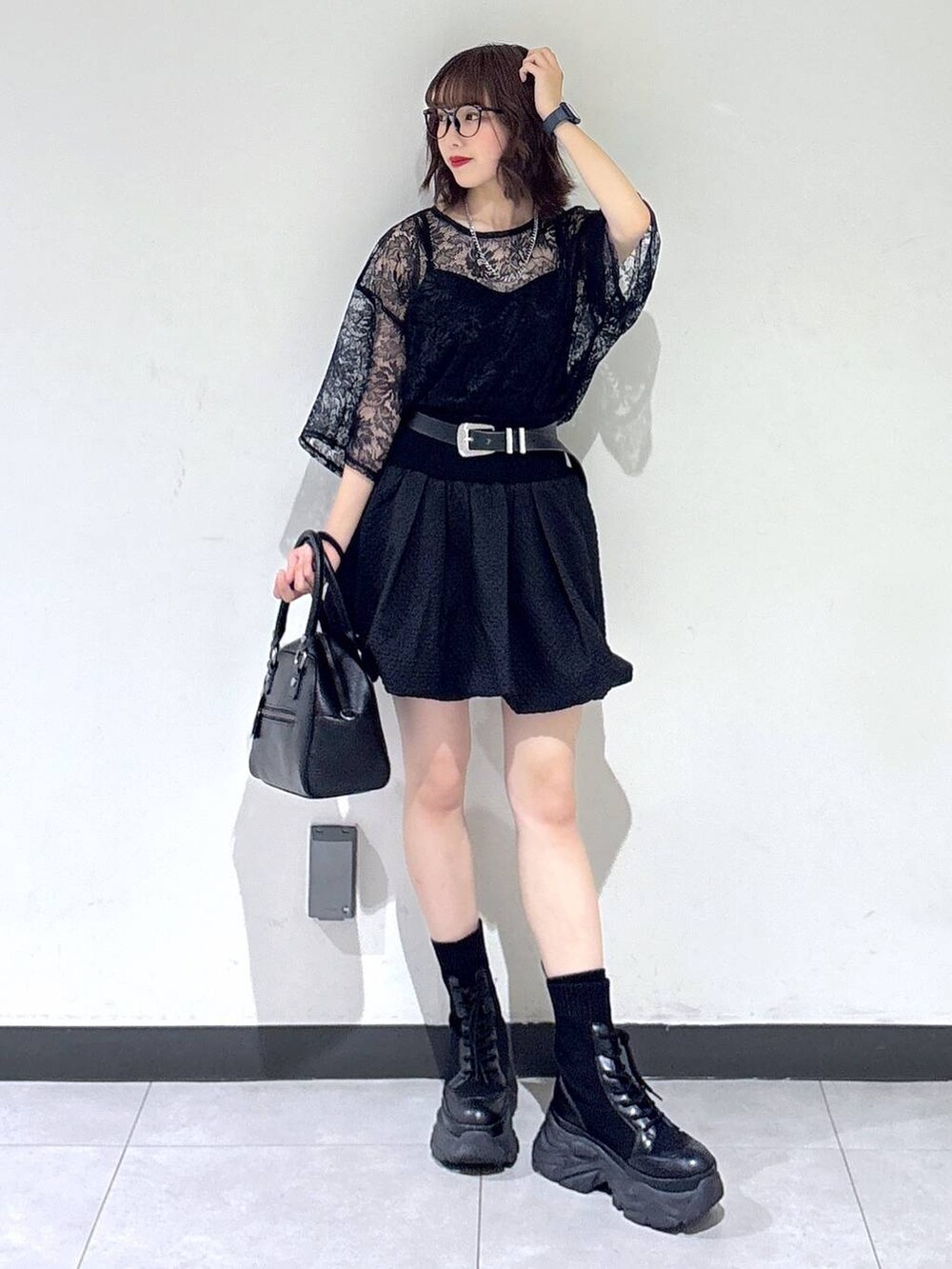 ブラック系のブーツ、ブラック系のTシャツ/カットソー、ブラック系のショルダーバッグを着用したレディースの夏コーディネートの4枚目の写真