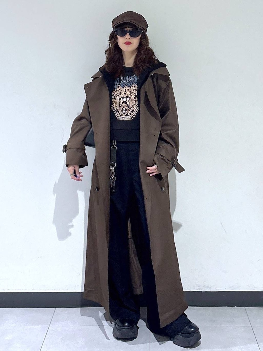 ブラック系のブーツ、ブラウン系のトレンチコート、グレー系のスウェットを着用したレディースの春コーディネートの3枚目の写真