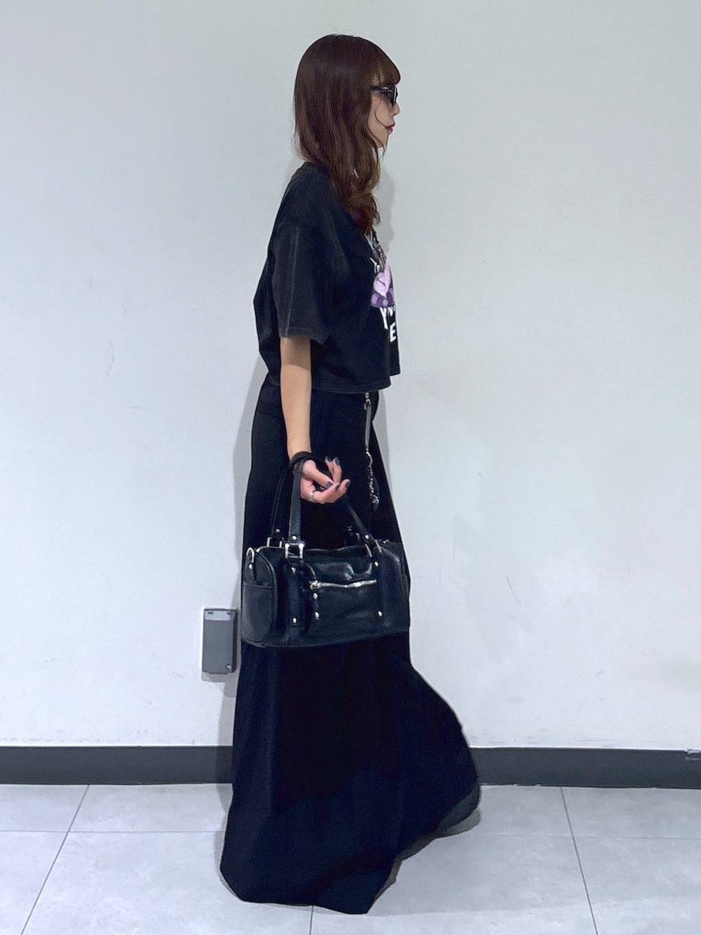 ブラック系のショルダーバッグ、ブラック系のスラックス、グレー系のTシャツ/カットソーを着用したレディースの夏コーディネートの3枚目の写真