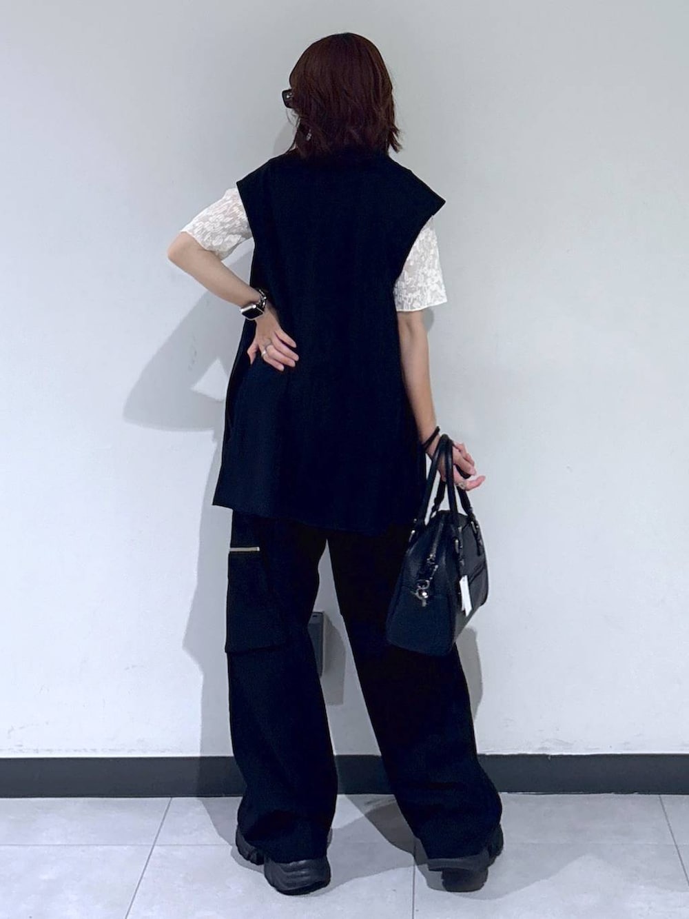 ブラック系のブーツ、ブラック系のカーゴパンツ、ブラック系のベストを着用したレディースの夏コーディネートの9枚目の写真