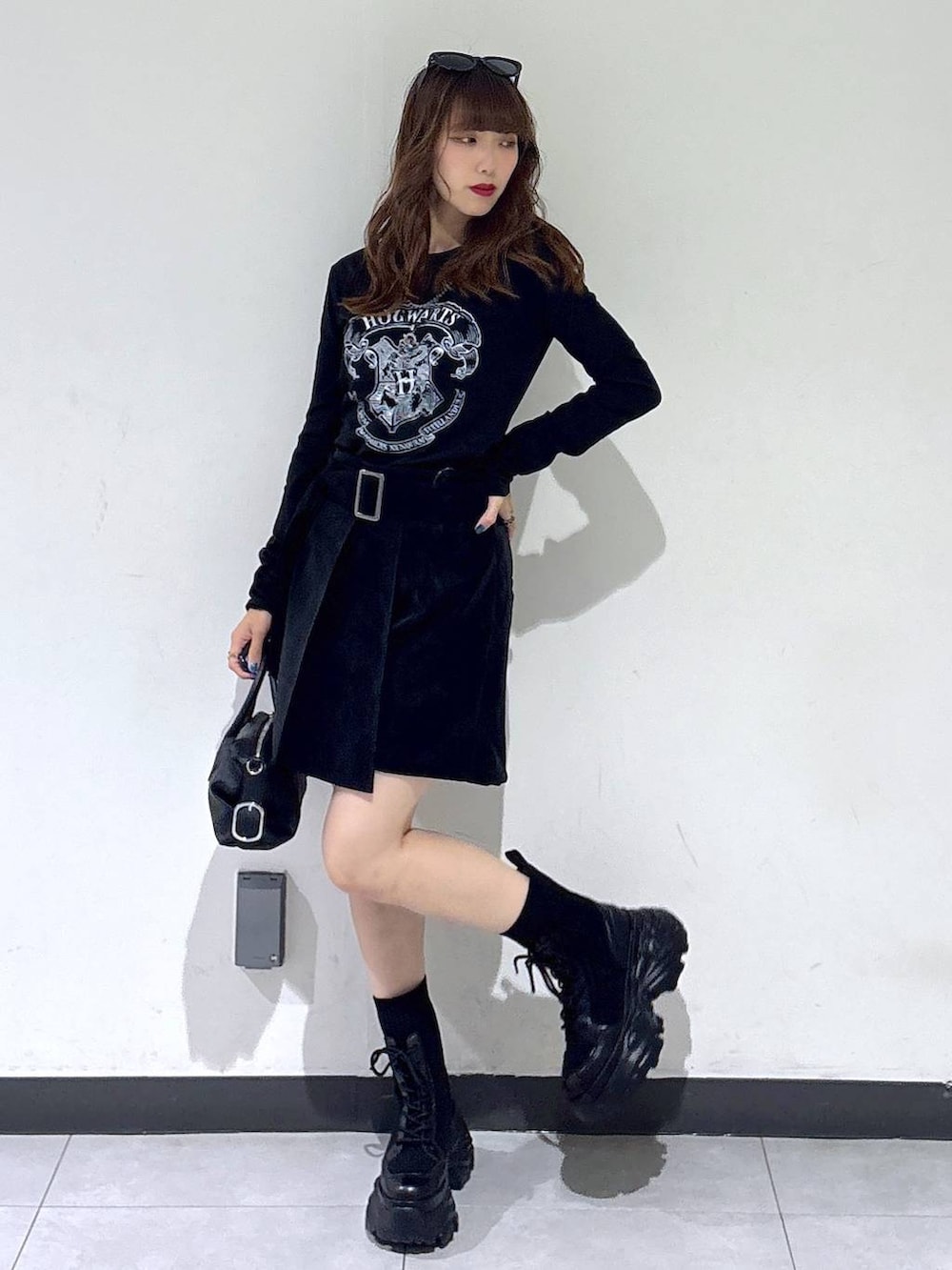 ブラック系のその他パンツ、ブラック系のショルダーバッグ、ブラック系のTシャツ/カットソーを着用したレディースの秋コーディネートの2枚目の写真