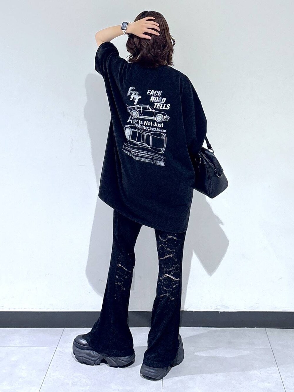 ブラック系のブーツ、ブラック系のその他パンツ、ブラック系のショルダーバッグを着用したレディースの夏コーディネートの6枚目の写真