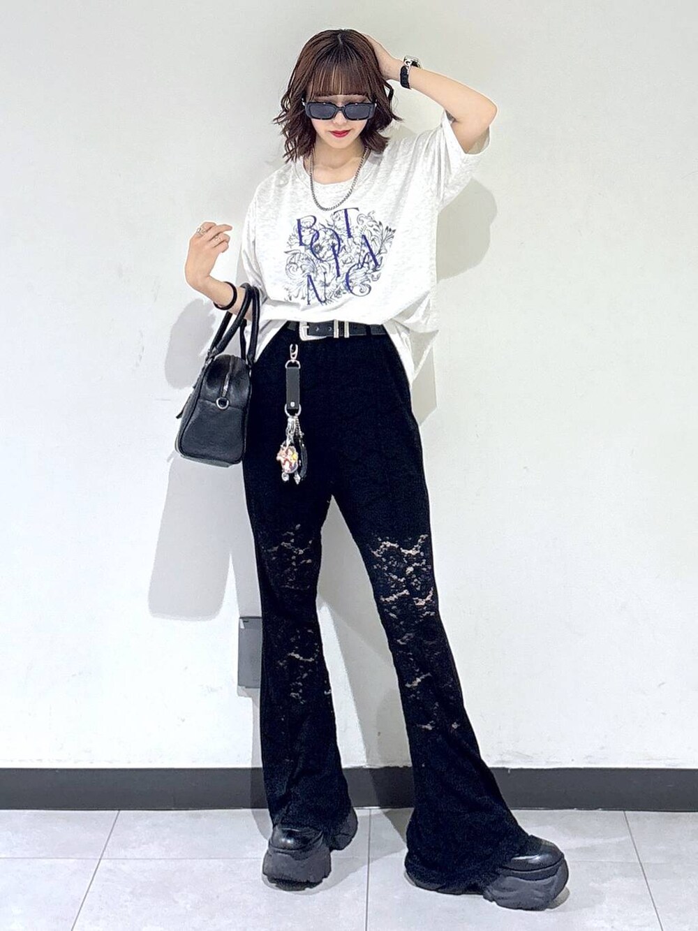 ブラック系のブーツ、ブラック系のその他パンツ、ブラック系のショルダーバッグを着用したレディースの夏コーディネートの4枚目の写真