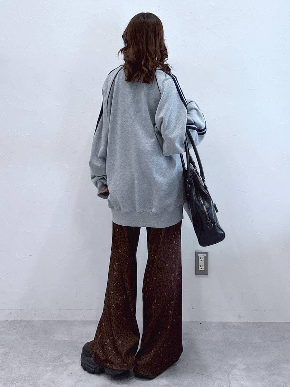 ブラック系のブーツ、ブラック系のボストンバッグ、その他のその他パンツを着用したレディースの冬コーディネートの5枚目の写真