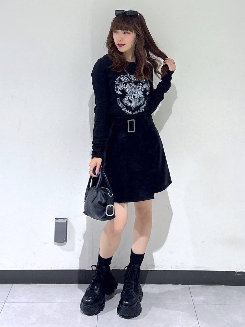 ブラック系のその他パンツ、ブラック系のショルダーバッグ、ブラック系のTシャツ/カットソーを着用したレディースの秋コーディネートの3枚目の写真