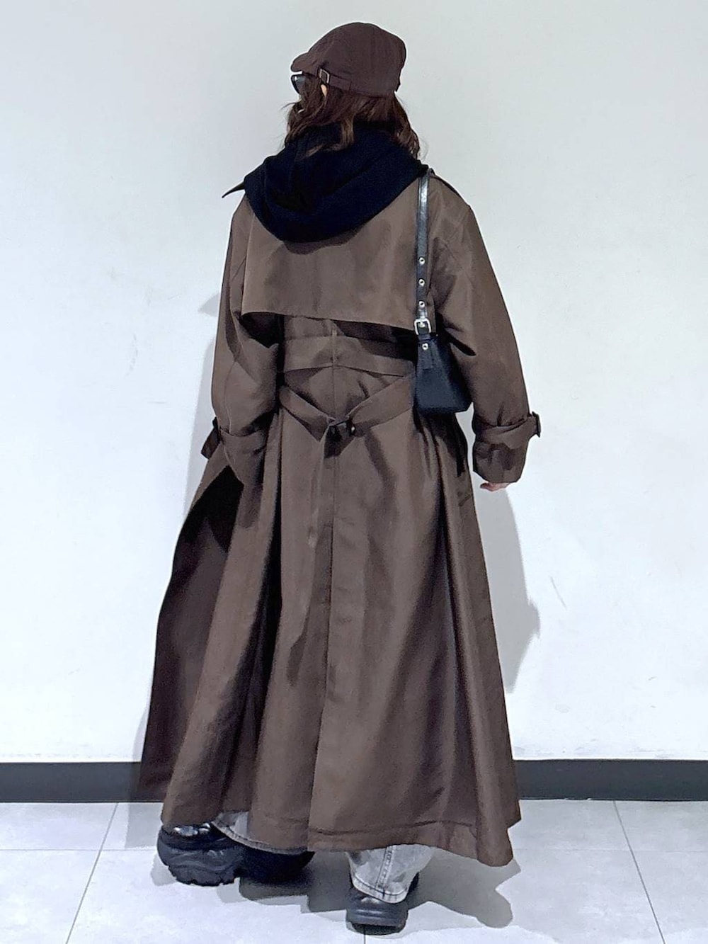 ブラック系のブーツ、ブラウン系のトレンチコート、グレー系のスウェットを着用したレディースの春コーディネートの5枚目の写真