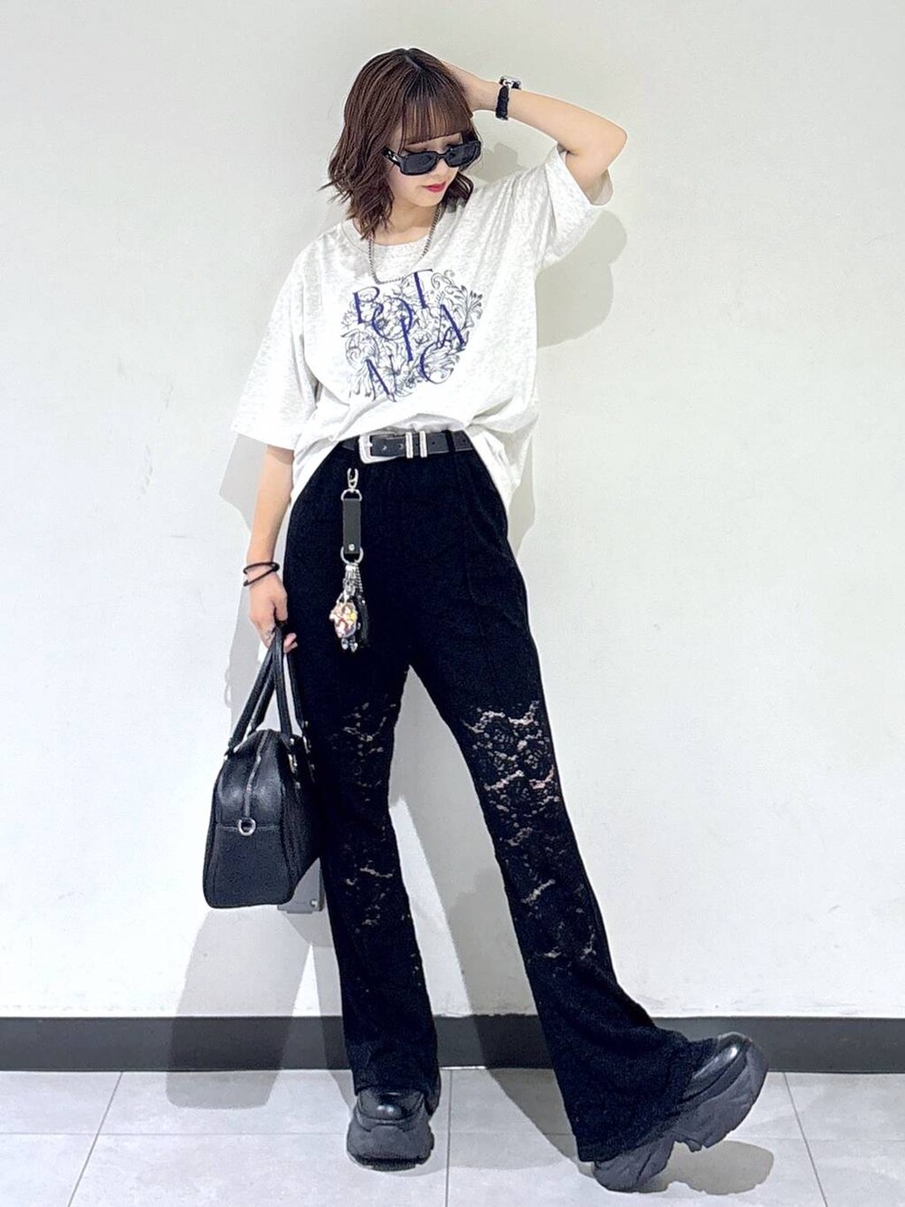 ブラック系のブーツ、ブラック系のその他パンツ、ブラック系のショルダーバッグを着用したレディースの夏コーディネートの3枚目の写真