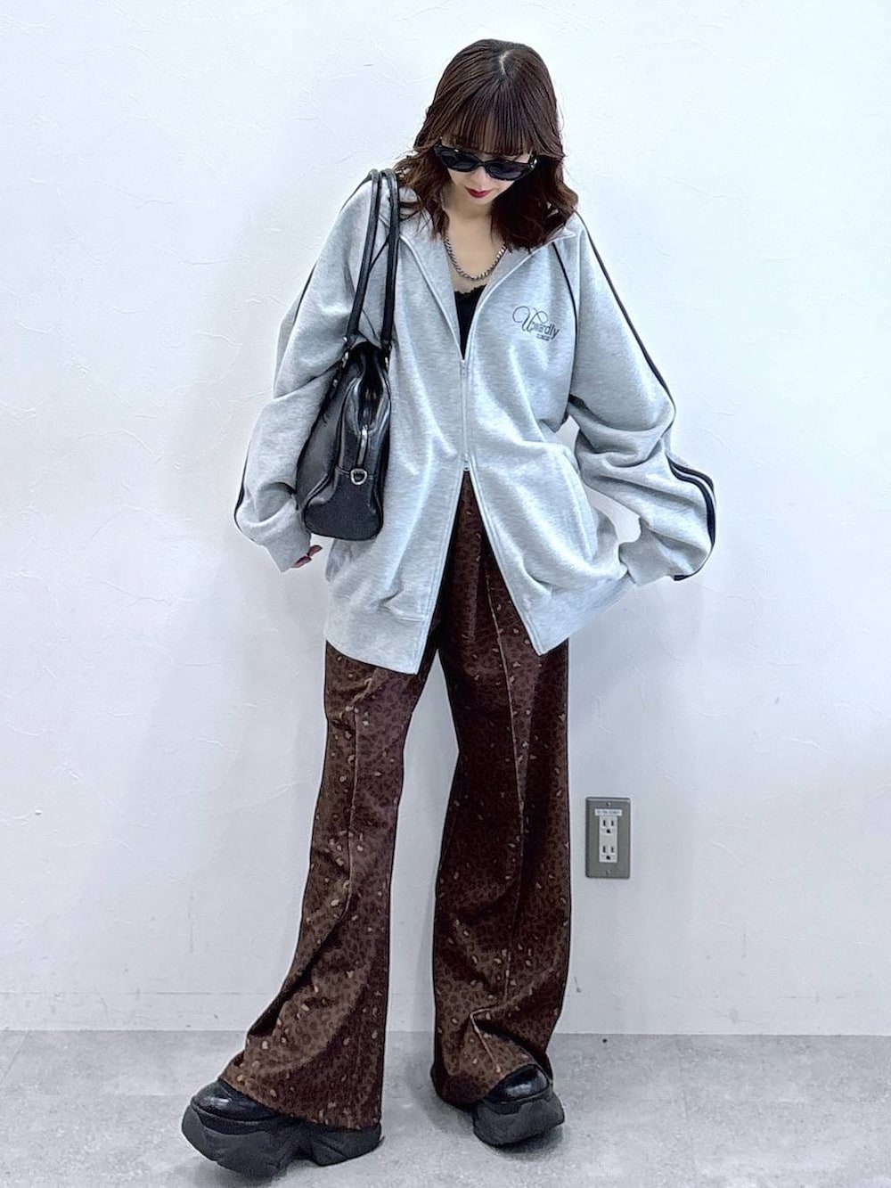 ブラック系のブーツ、ブラック系のボストンバッグ、その他のその他パンツを着用したレディースの冬コーディネートの4枚目の写真