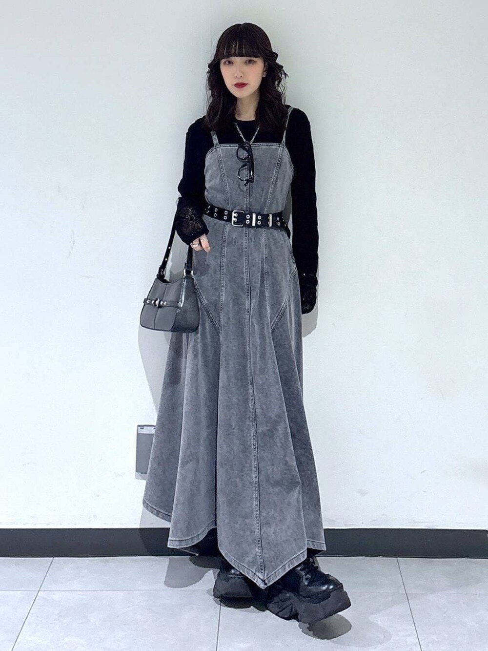 ブラック系のブーツ、ブラック系のTシャツ/カットソー、ブラック系のハンドバッグを着用したレディースの冬コーディネートの4枚目の写真