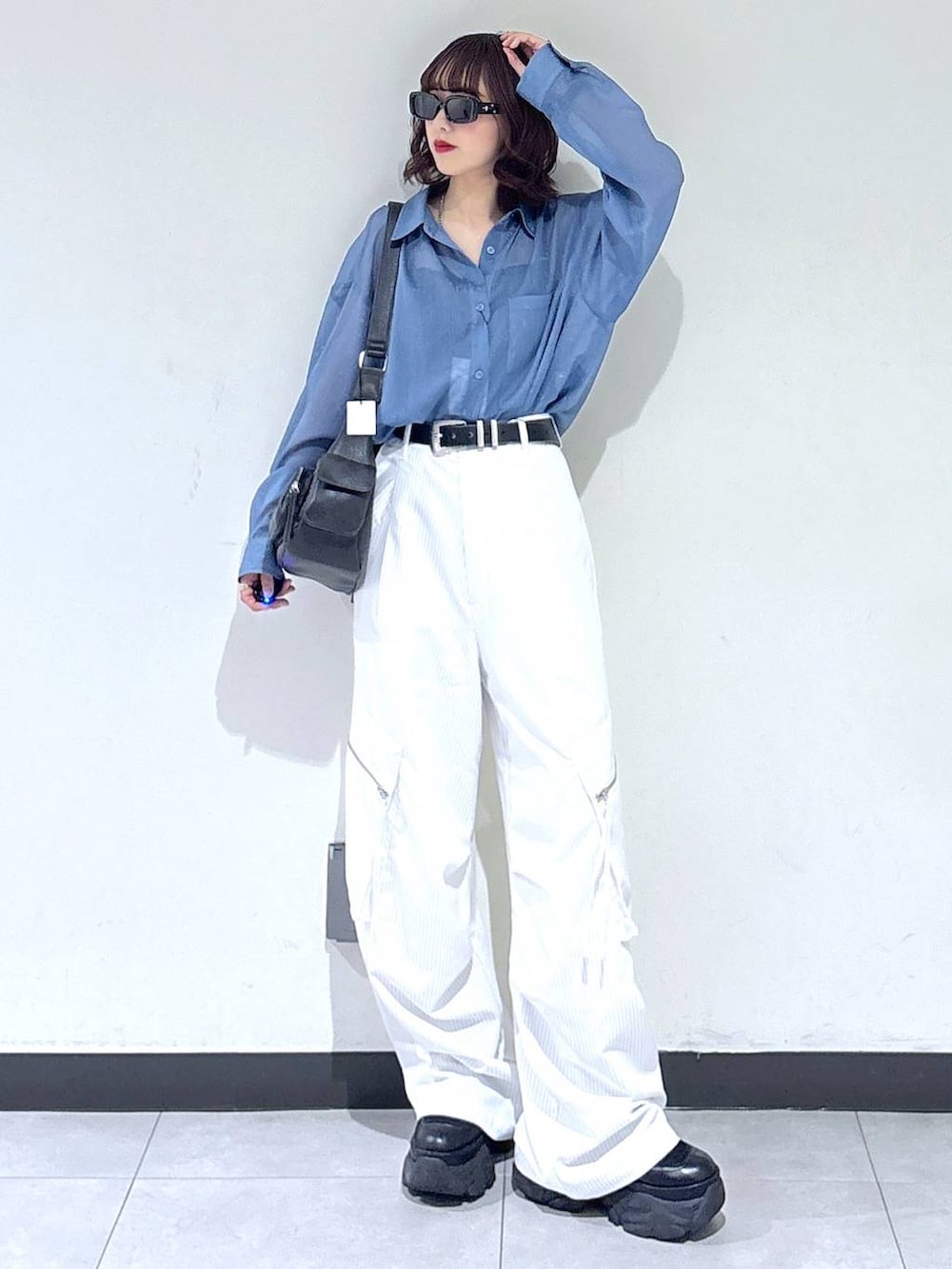 ブラック系のブーツ、ホワイト系のカーゴパンツ、ブルー系のシャツ/ブラウスを着用したレディースの夏コーディネートの4枚目の写真