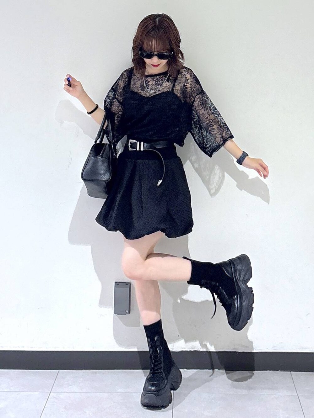 ブラック系のブーツ、ブラック系のTシャツ/カットソー、ブラック系のショルダーバッグを着用したレディースの夏コーディネートの3枚目の写真