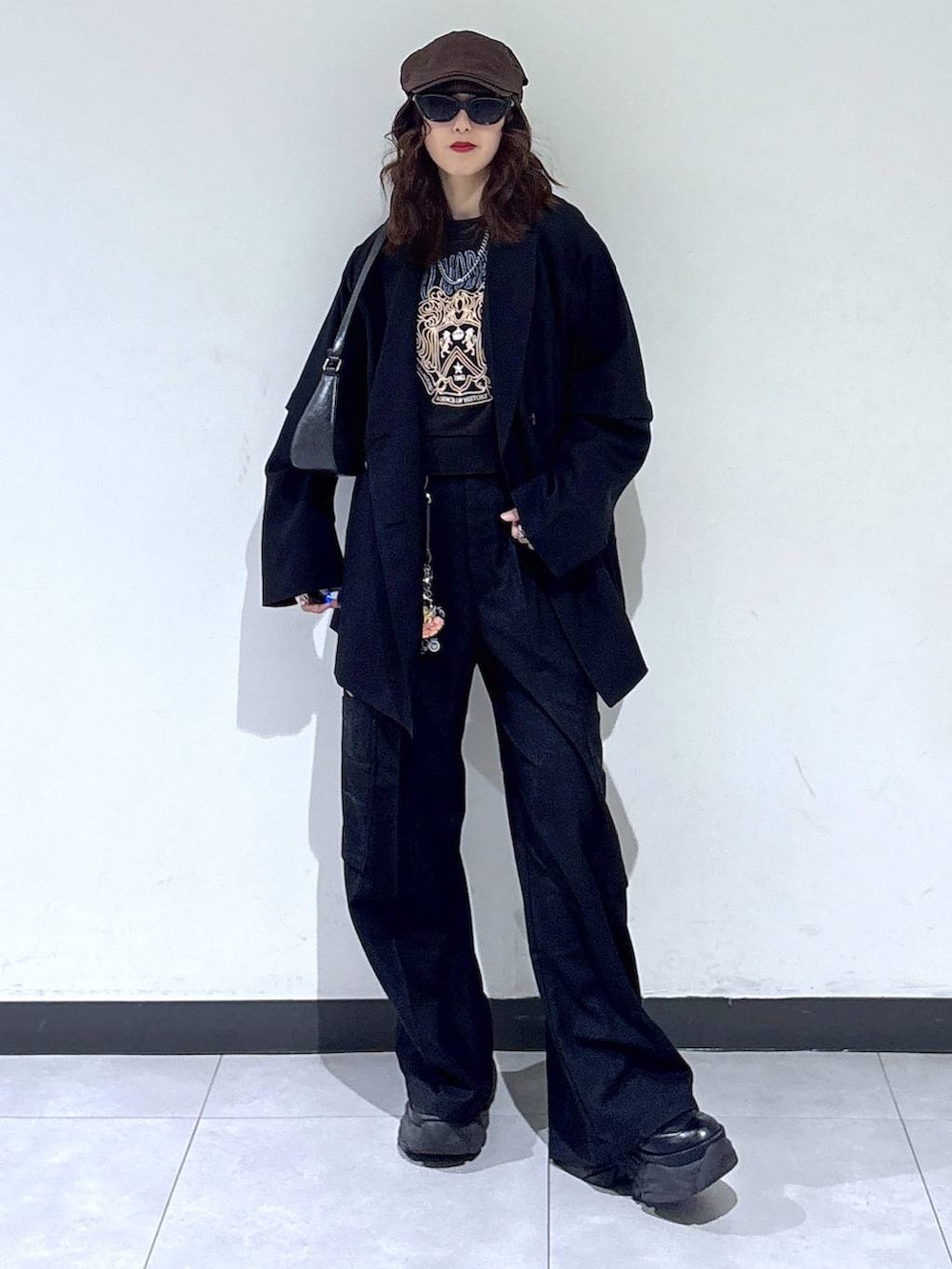 ブラック系のブーツ、ブラック系のハンドバッグ、グレー系のスウェットを着用したレディースの春コーディネートの2枚目の写真