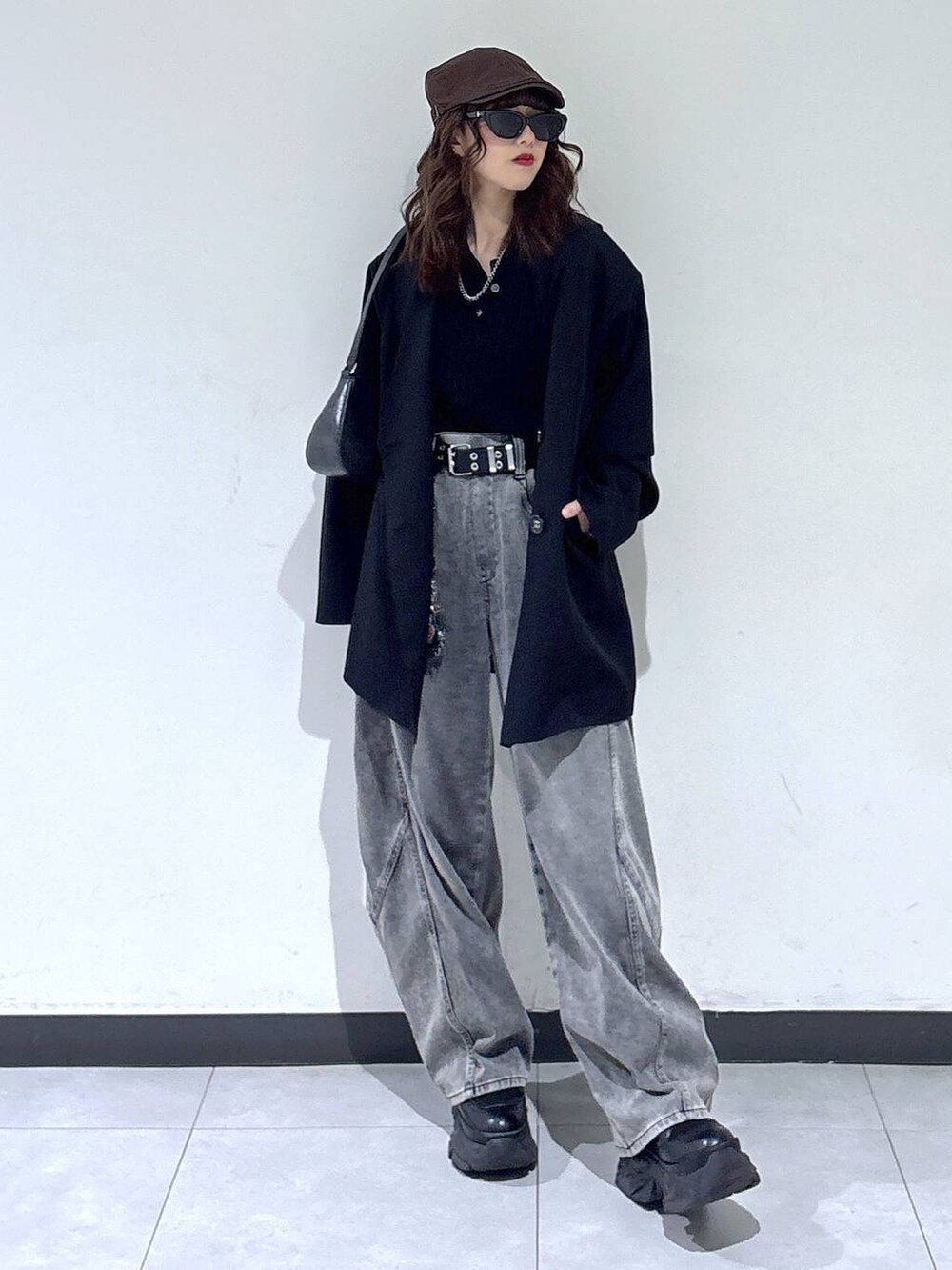 ブラック系のブーツ、ブラック系のハンドバッグ、ブラック系のニット/セーターを着用したレディースの春コーディネートの5枚目の写真