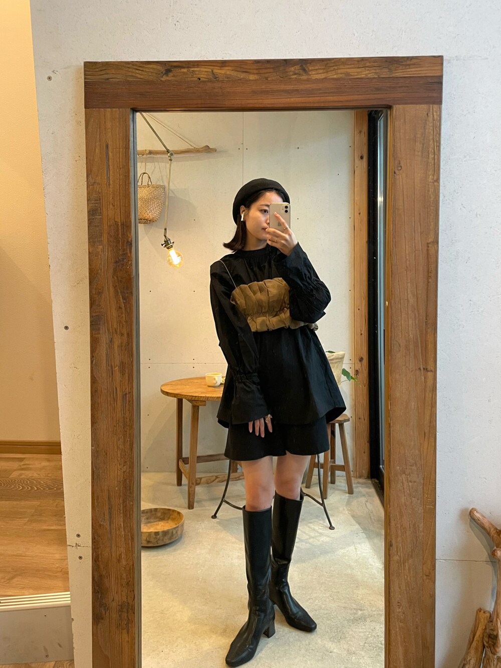 ベージュ系のTシャツ/カットソーを着用したレディースの秋コーディネートの2枚目の写真