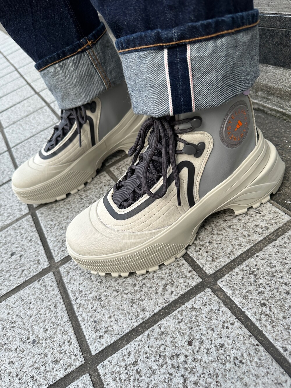 ブラウン系のTシャツ/カットソー、イエロー系のTシャツ/カットソー、ブラウン系のバックパック/リュックを着用したレディースの秋コーディネートの5枚目の写真