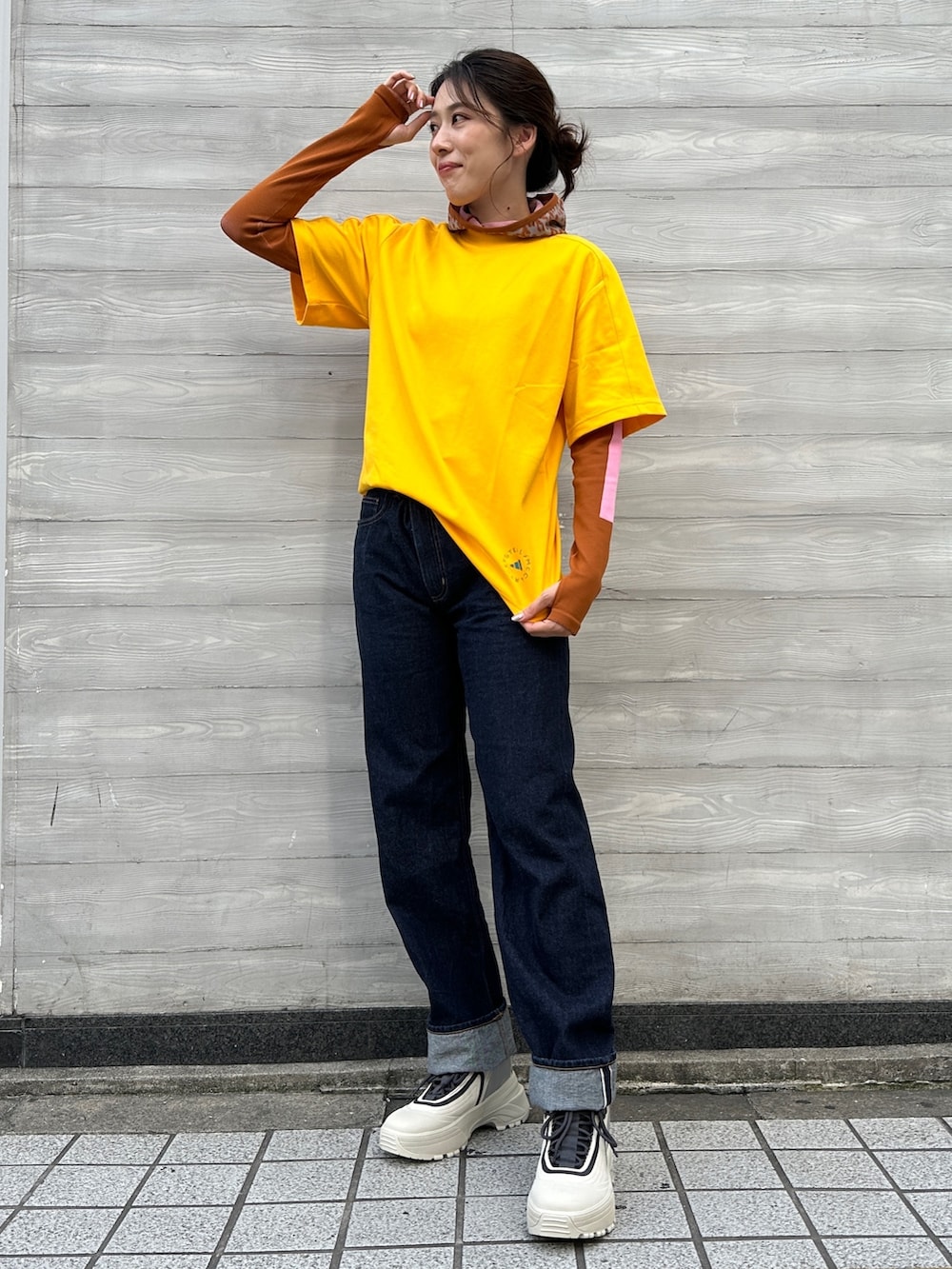 ブラウン系のTシャツ/カットソー、イエロー系のTシャツ/カットソー、ブラウン系のバックパック/リュックを着用したレディースの秋コーディネートの3枚目の写真