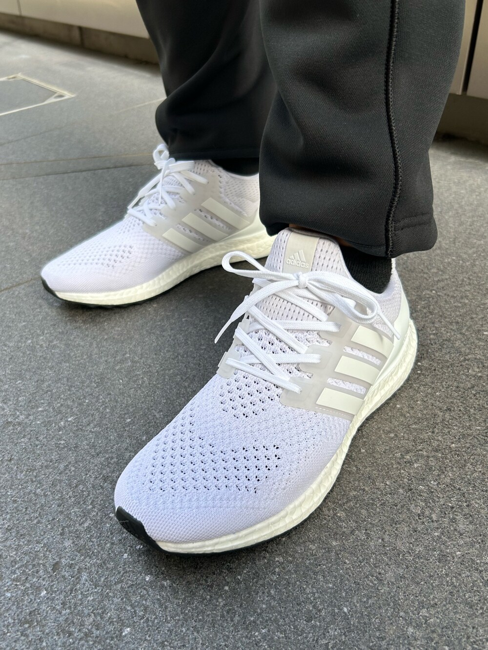 「スニーカー、ジャケット、アウター、adidas、フリース、スポーツウェア、アディダス、ウルトラブースト、ウーブンジャケット」｜「adidasのウルトラブースト 1.0 / Ultraboost 1.0 / アディダス adidas（スニーカー、ホワイト系）」を使った、HDさん（メンズ・170cm）の秋コーディネートの2枚目の写真