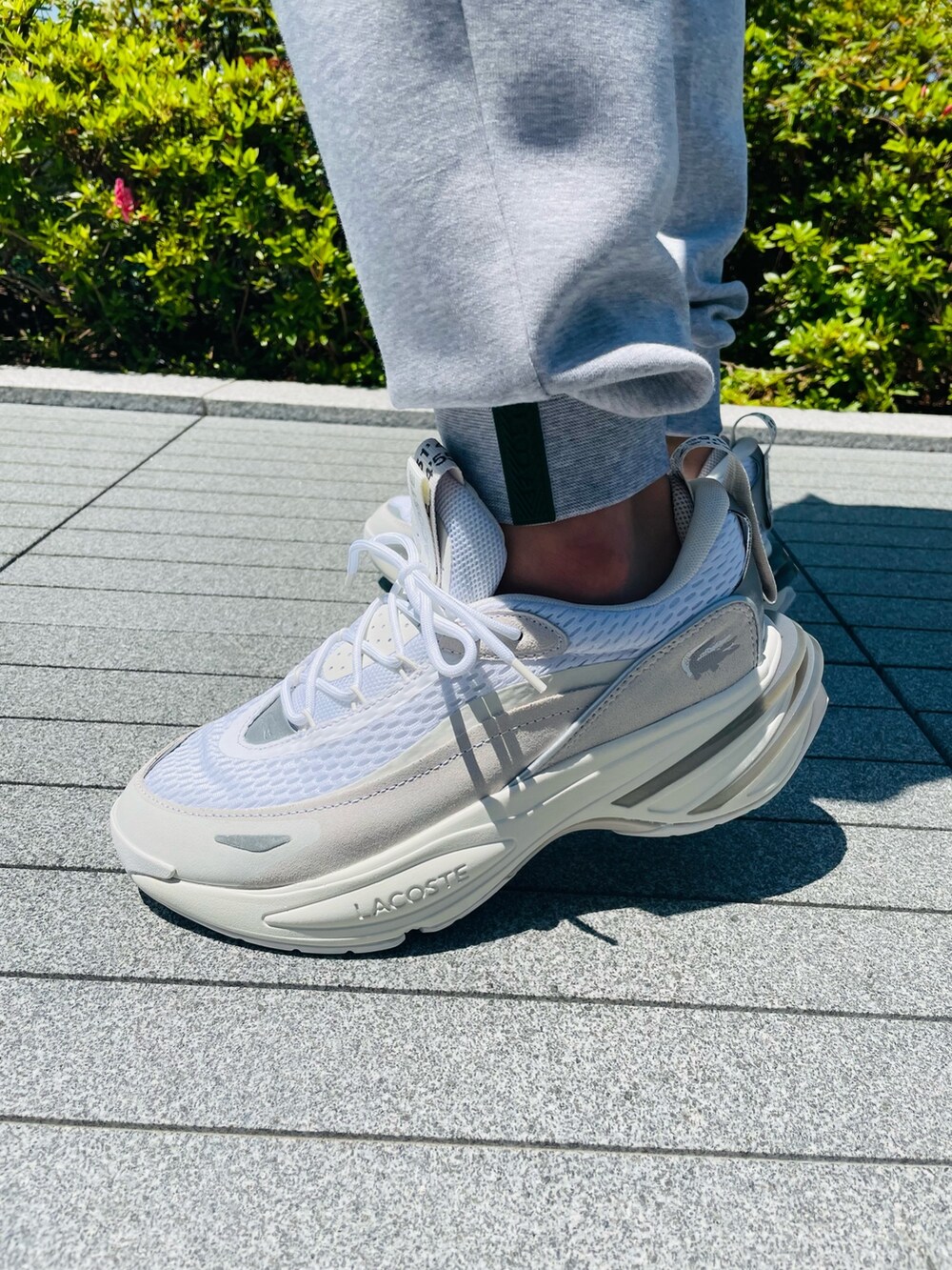 オレンジ系のシャツ/ブラウス、ベージュ系のTシャツ/カットソー、ホワイト系のスニーカーを着用したメンズの夏コーディネートの6枚目の写真