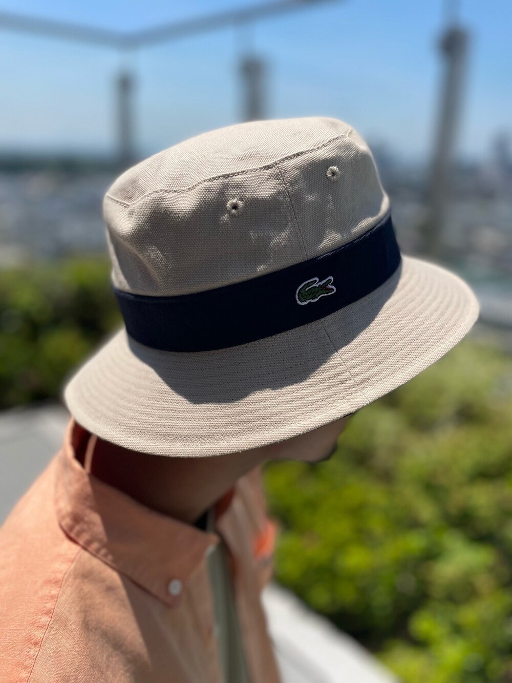 オレンジ系のシャツ/ブラウス、ベージュ系のTシャツ/カットソー、ホワイト系のスニーカーを着用したメンズの夏コーディネートの4枚目の写真