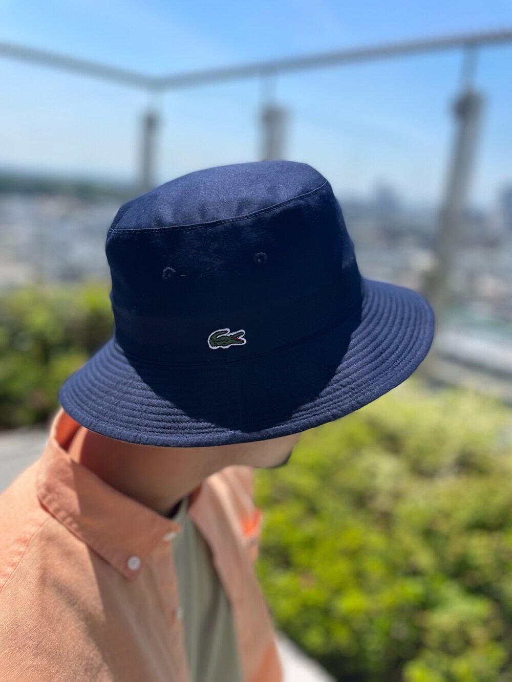 オレンジ系のシャツ/ブラウス、ベージュ系のTシャツ/カットソー、ホワイト系のスニーカーを着用したメンズの夏コーディネートの5枚目の写真