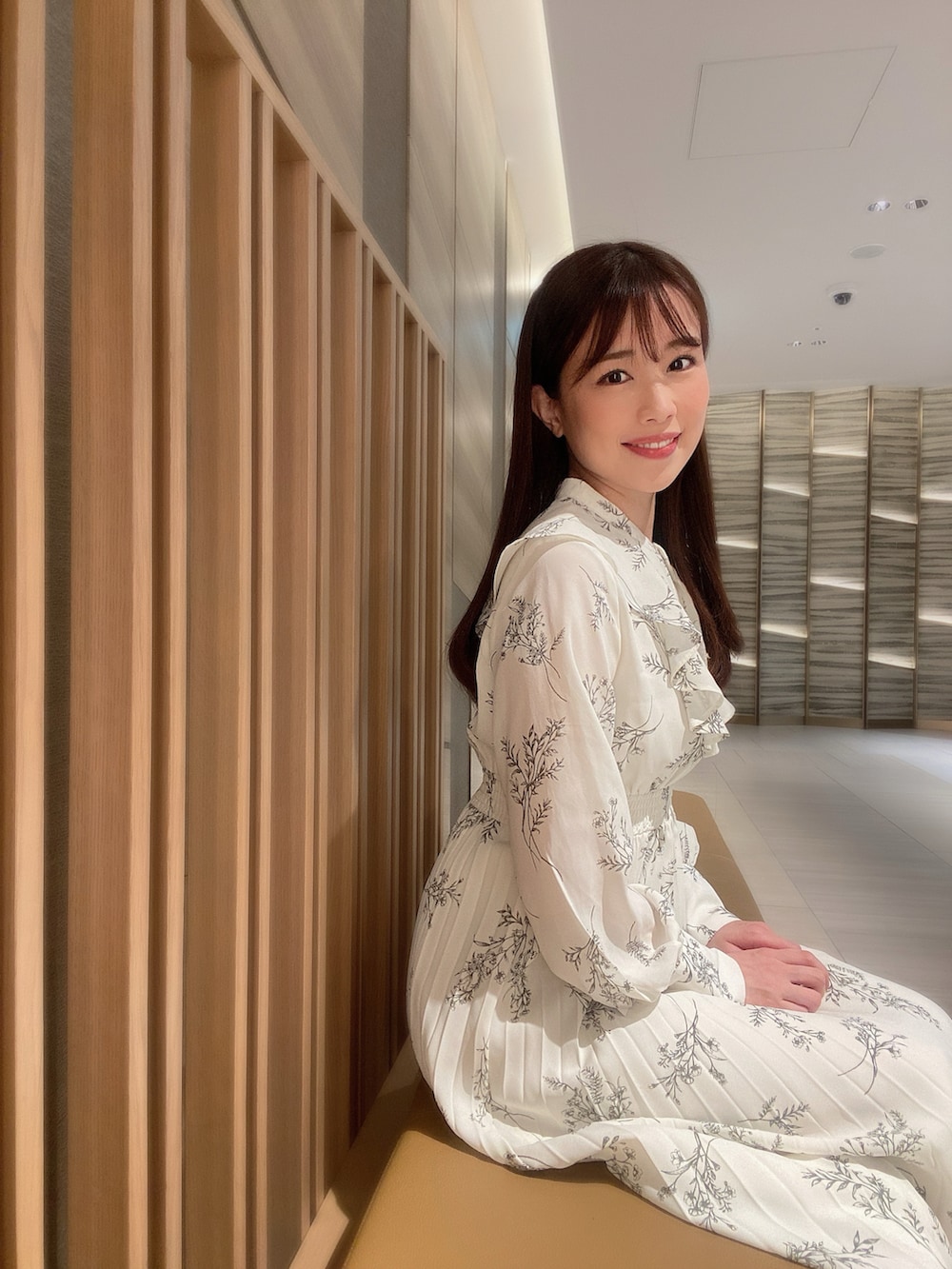 ホワイト系のワンピースを着用したレディースの春コーディネートの2枚目の写真