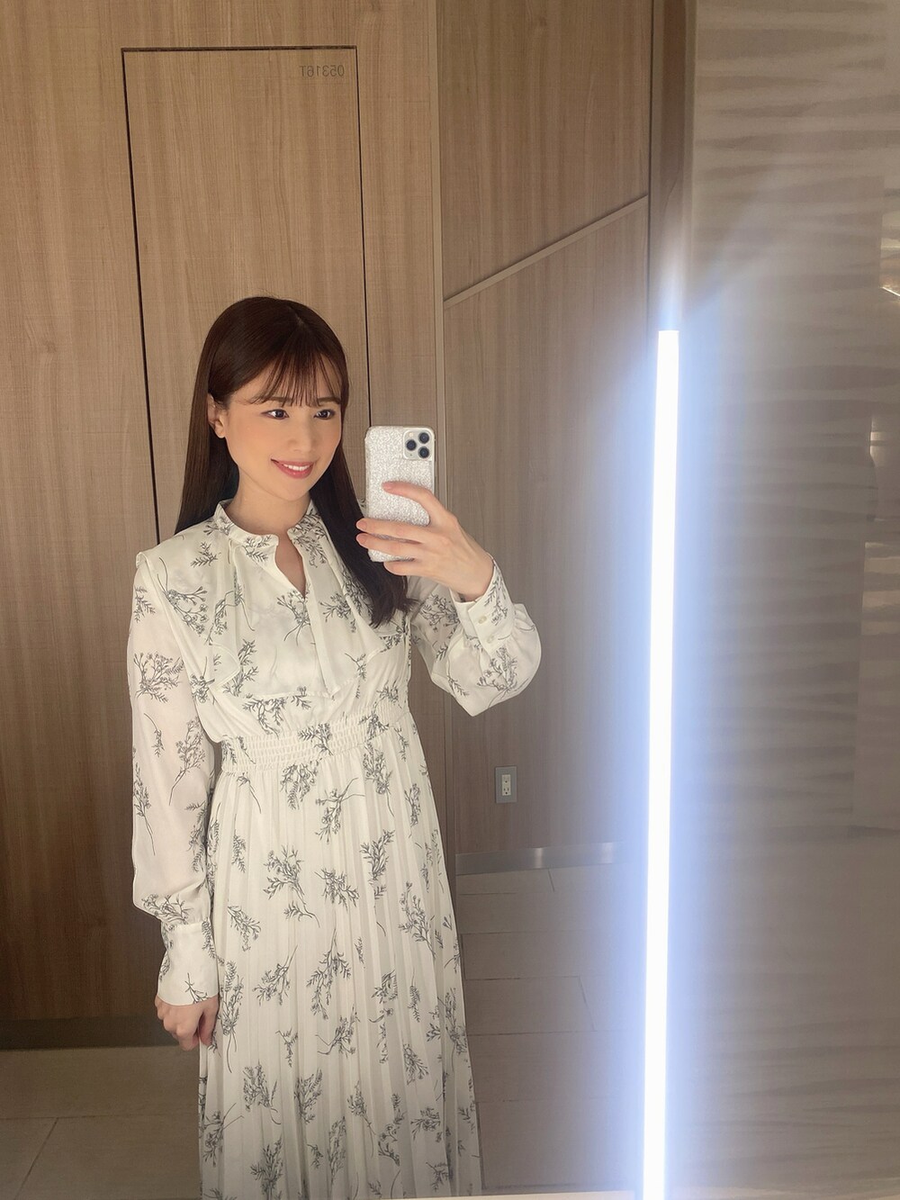 ホワイト系のワンピースを着用したレディースの春コーディネートの4枚目の写真