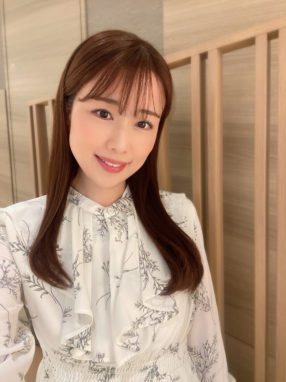 ホワイト系のワンピースを着用したレディースの春コーディネートの3枚目の写真