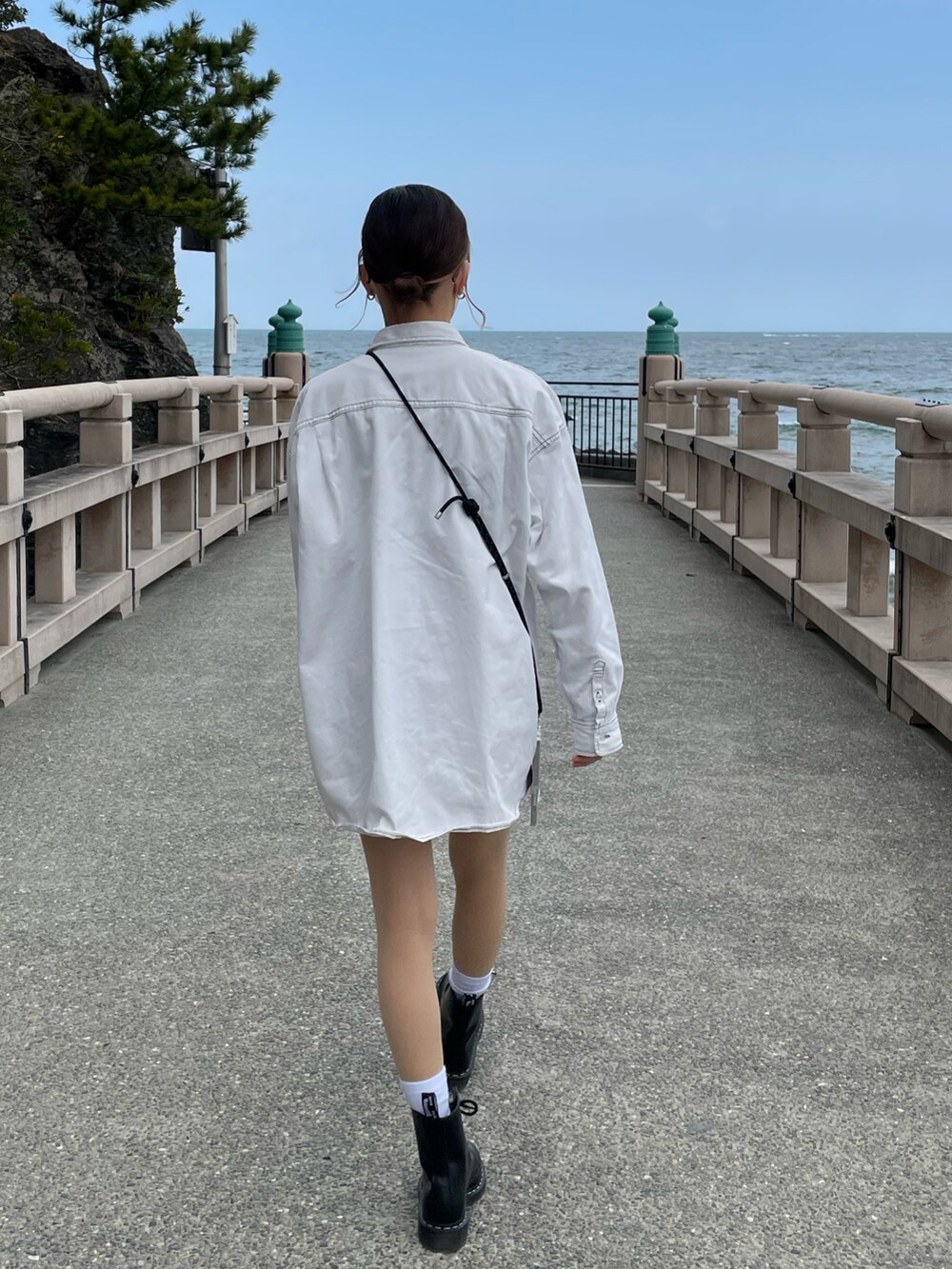 「シャツスタイル、マーチン、Dr.Martens、xgirl」｜「X-girlのEMDROIDERY FACE SHIRT（シャツ/ブラウス、ホワイト系）」を使った、Rinoさん（レディース・153cm）の冬コーディネートの2枚目の写真