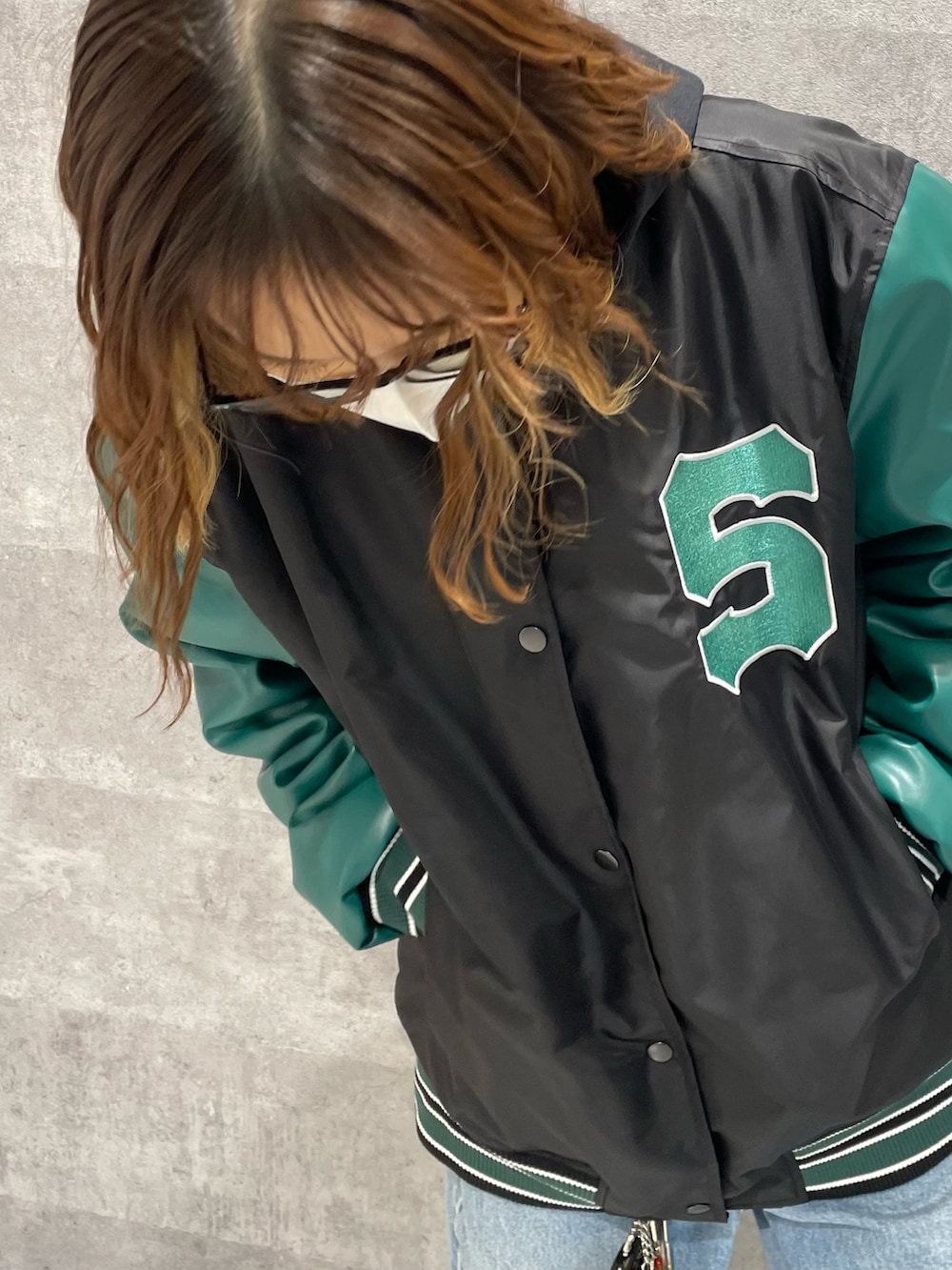 「スタジャン、デニムコーデ、ダンク、nikedunk」｜「Carharttのアイテム（デニムパンツ、ブルー系）」を使った、Rinoさん（レディース・153cm）の冬コーディネートの2枚目の写真