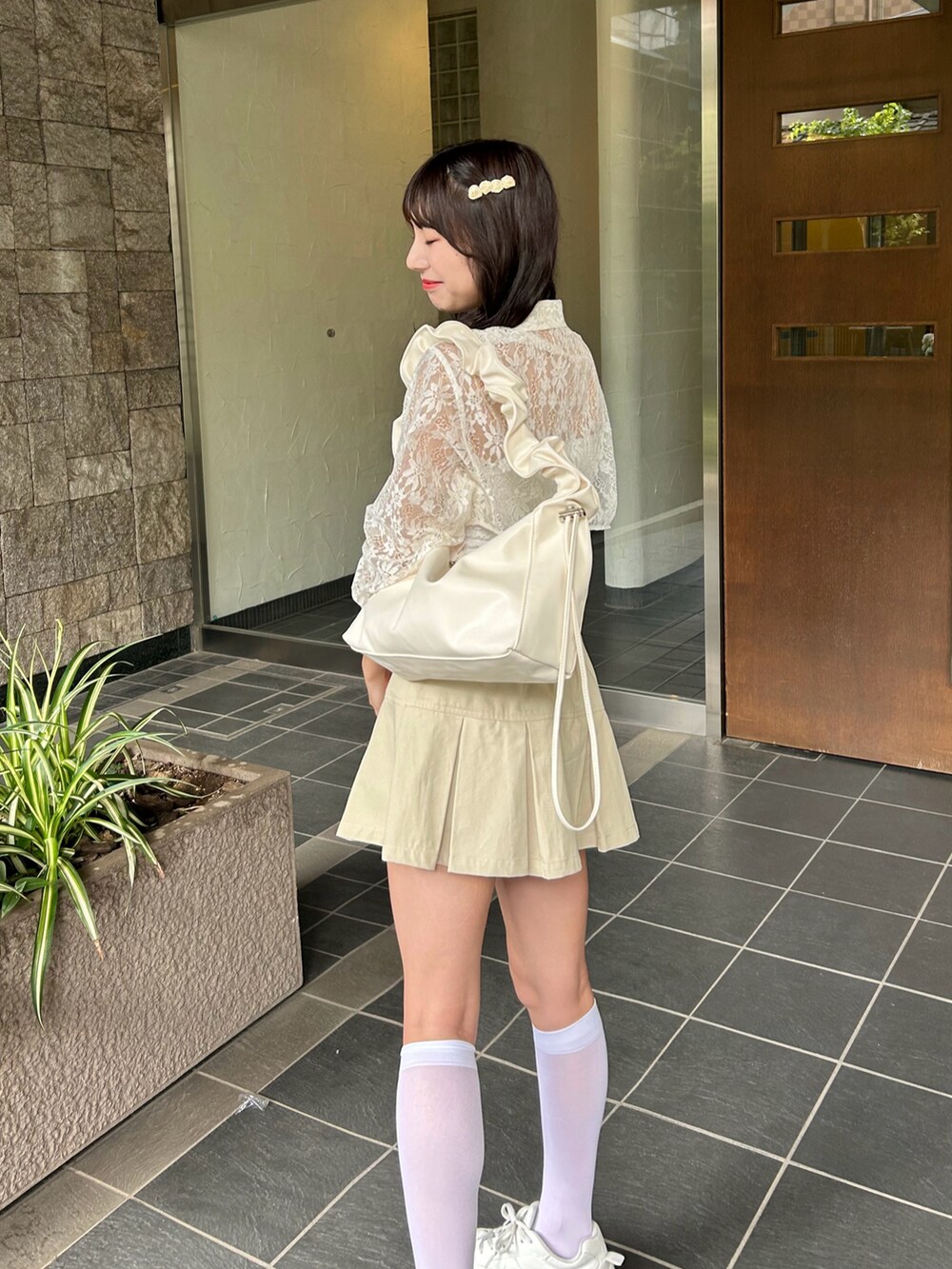 ホワイト系のシャツ/ブラウス、ホワイト系のキャミソール、ベージュ系のスカートを着用したレディースの夏コーディネートの3枚目の写真