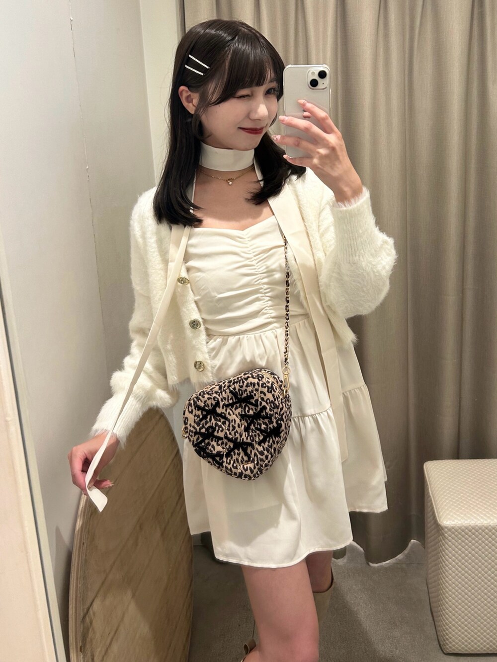 ホワイト系のカーディガン/ボレロ、ホワイト系のワンピース、その他のショルダーバッグを着用したレディースの冬コーディネートの2枚目の写真