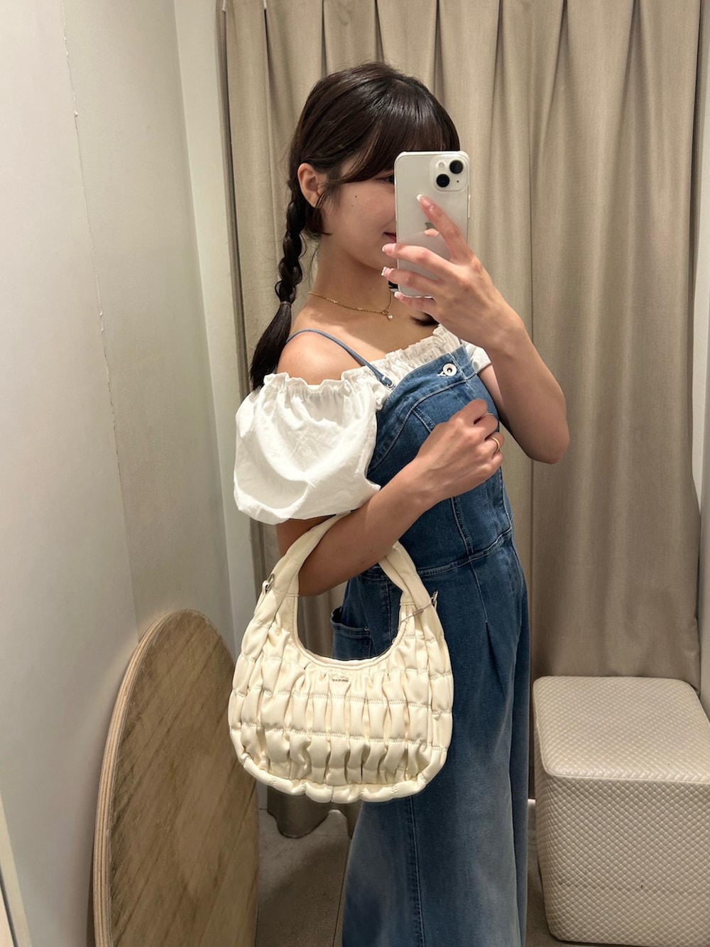 ホワイト系のショルダーバッグ、ブルー系のサロペット/オーバーオール、ホワイト系のシャツ/ブラウスを着用したレディースの夏コーディネートの3枚目の写真