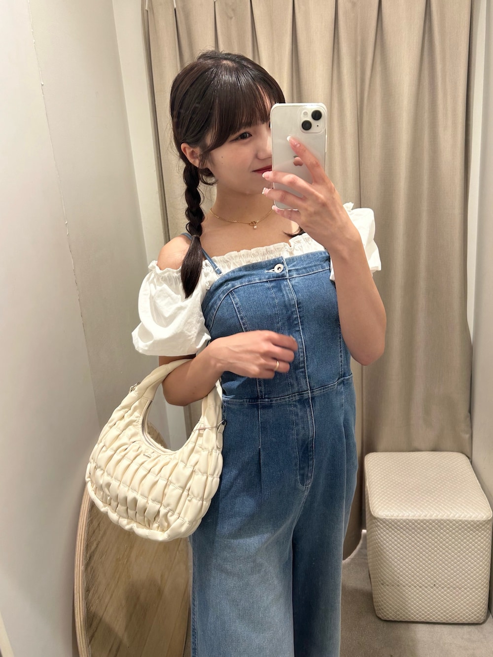 ホワイト系のショルダーバッグ、ブルー系のサロペット/オーバーオール、ホワイト系のシャツ/ブラウスを着用したレディースの夏コーディネートの2枚目の写真