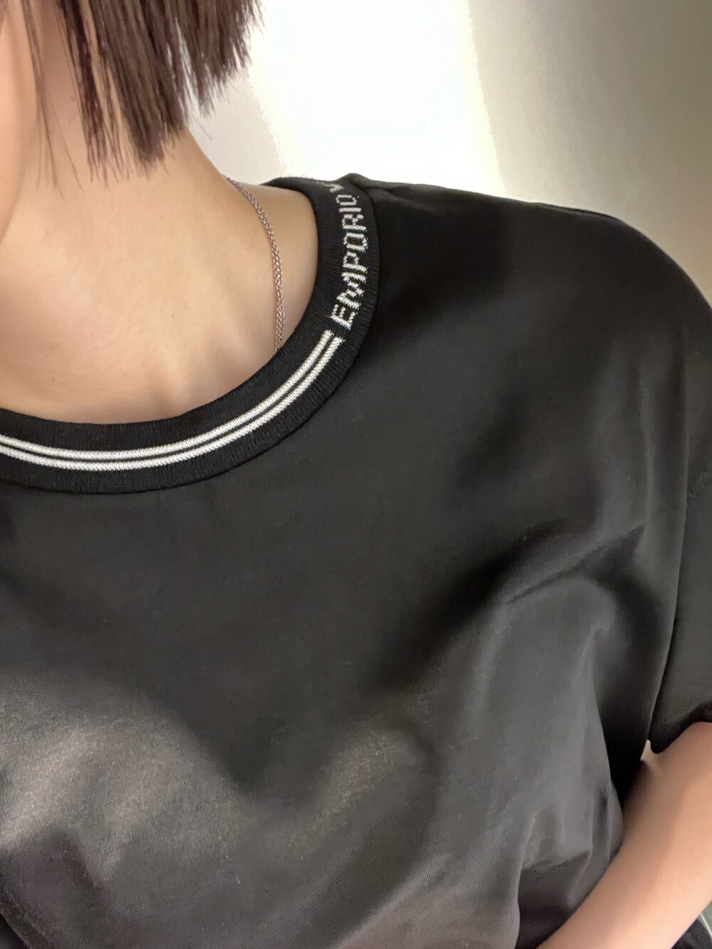 「ENPORIO ARMANI、エンポリオアルマーニ、アルマーニ、ブラックコーデ、メンズライク、マニッシュ、モード、ラグジュアリーストリート、モノトーン、黒コーデ、シンプル、高身長女子、ストリートMIX」｜「EMPORIO ARMANIの【エンポリオ アルマーニ】ダブルショルダーバッグ バスケット織り ミニ（ショルダーバッグ、ブラック系）」を使った、momoさん（レディース・175cm）の夏コーディネートの2枚目の写真
