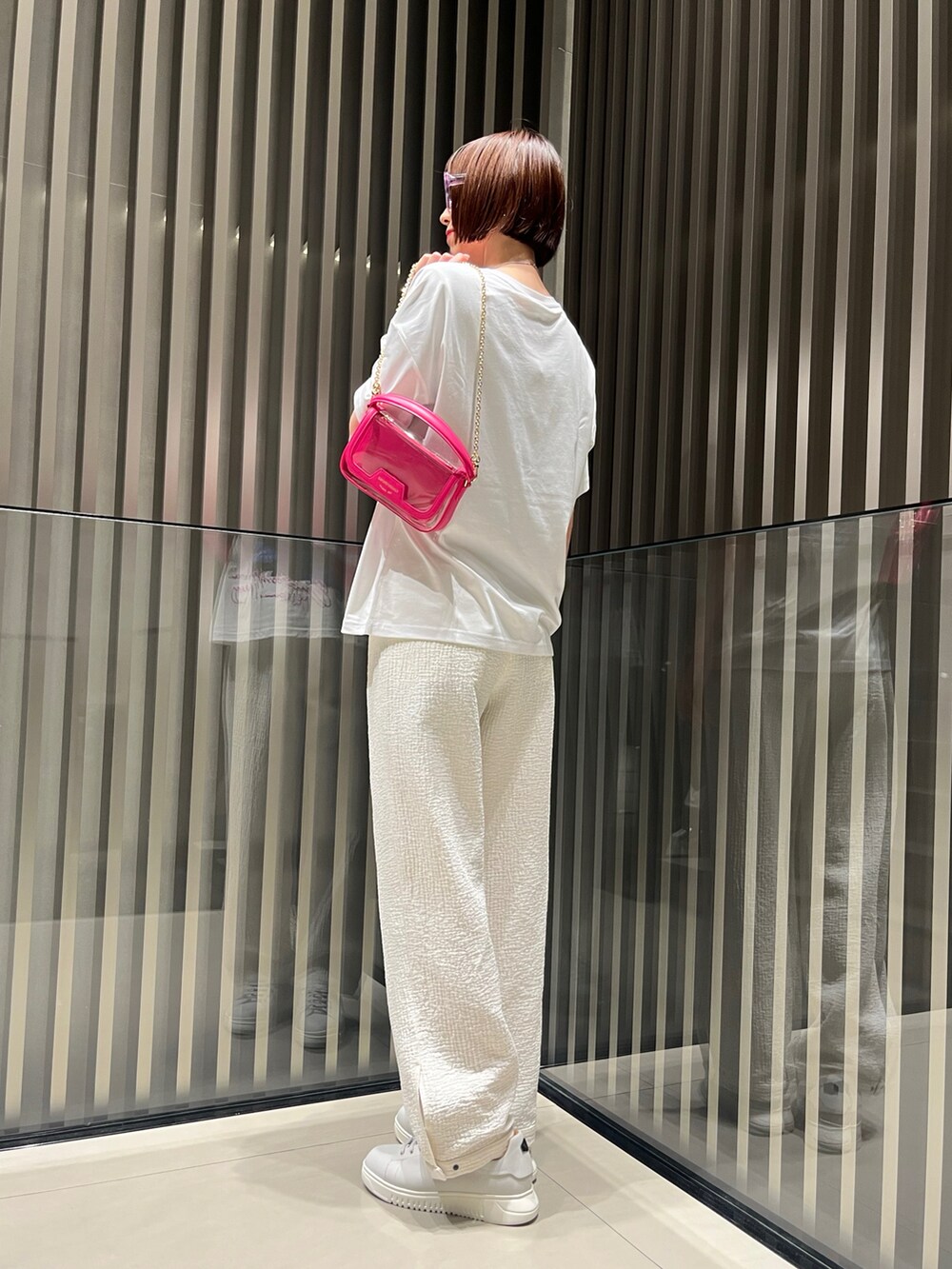 「EMPORIO ARMANI、エンポリオアルマーニ、白Tシャツ、白パンツ、ホワイトコーデ、ピンク、シンプル、夏コーデ、高身長女子、夏ファッション、楽チンコーデ、白コーデ、メンズライク、マニッシュ、きれいめカジュアル」｜「EMPORIO ARMANIの【エンポリオ アルマーニ】Tシャツ スーピマジャージー 抽象プリント＆ロゴ刺繍（Tシャツ/カットソー、ホワイト系）」を使った、momoさん（レディース・175cm）の夏コーディネートの2枚目の写真