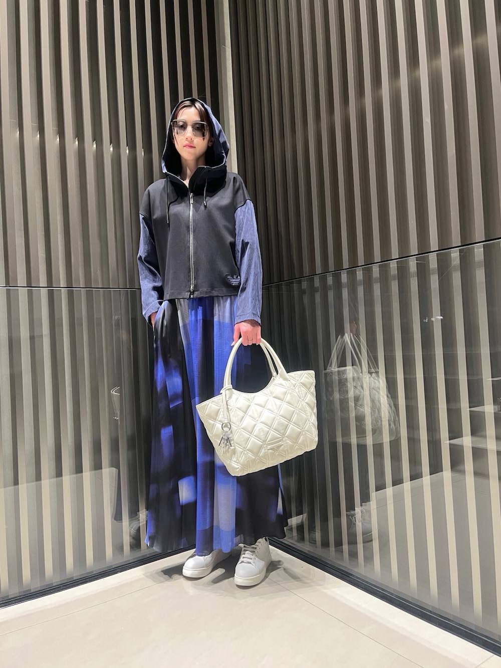 「EMPORIO ARMANIの【エンポリオ アルマーニ】フード付きジップアップブルゾン インターロックジャージー（ブルゾン、ブラック系）」を使った、momoさん（レディース・175cm）の春コーディネートの2枚目の写真