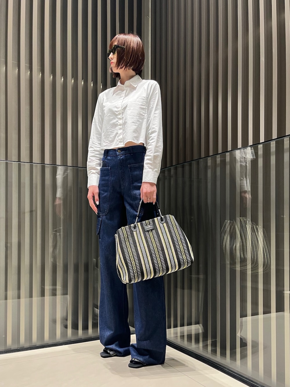 「EMPORIO ARMANI、エンポリオアルマーニ、アルマーニ、ジーンズ、ジーパン、デニムパンツ、白シャツ×デニム、白シャツ、ラグジュアリーストリート、きれいめカジュアル、夏コーデ、高身長女子、休日スタイル、オトナカジュアル、シンプル」｜「EMPORIO ARMANIの【エンポリオ アルマーニ】ミッドライズ ストレートレッグ カーゴジーンズ J3D 11オンスデニム（デニムパンツ、ブルー系）」を使った、momoさん（レディース・175cm）の夏コーディネートの2枚目の写真