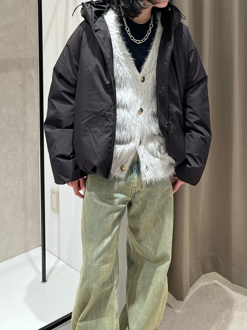 グレー系のカーディガン/ボレロ、グリーン系のデニムパンツ、ブラック系のダウンジャケット/コートを着用したメンズの冬コーディネートの3枚目の写真